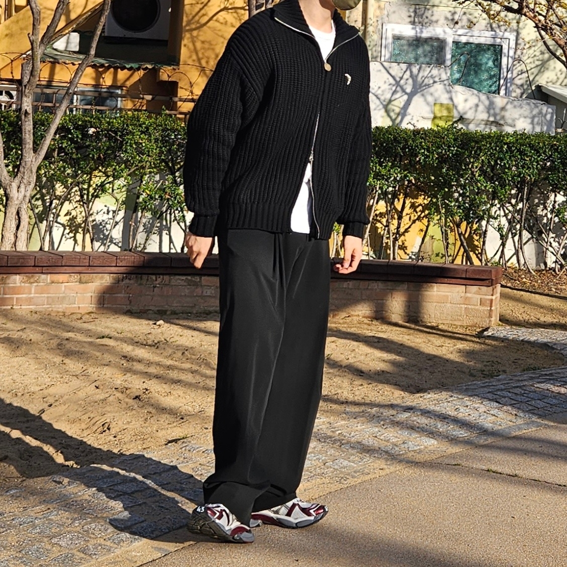 [KREAM 단독] STU High Neck Zip Up Sweater Black, [KREAM 단독] STU Croissant Metal Brooch 착용 스타일
