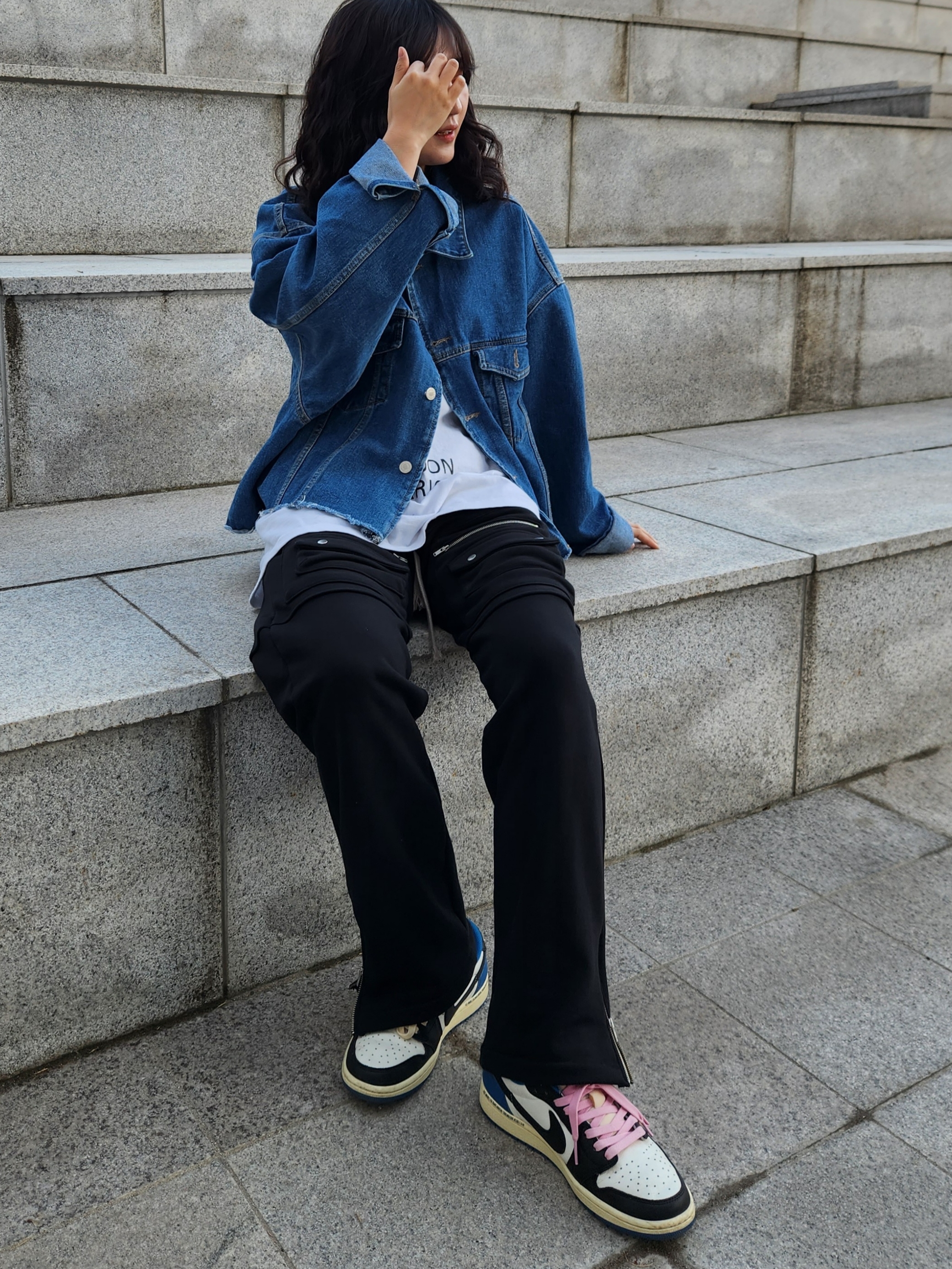 Jordan 1 x Travis Scott x Fragment Retro Low OG SP Military Blue, Stussy World Tour LS T-Shirt White 착용 스타일 - 3
