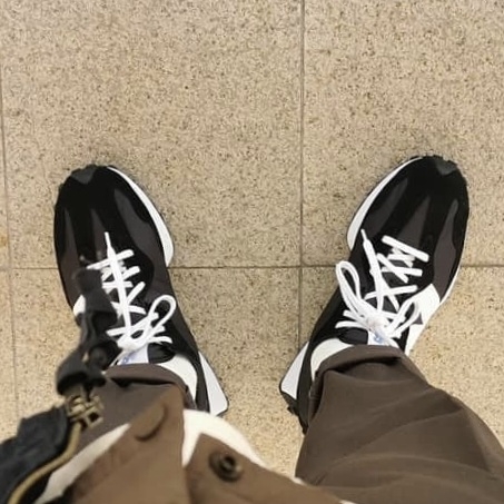 New Balance 327 Black 착용 스타일