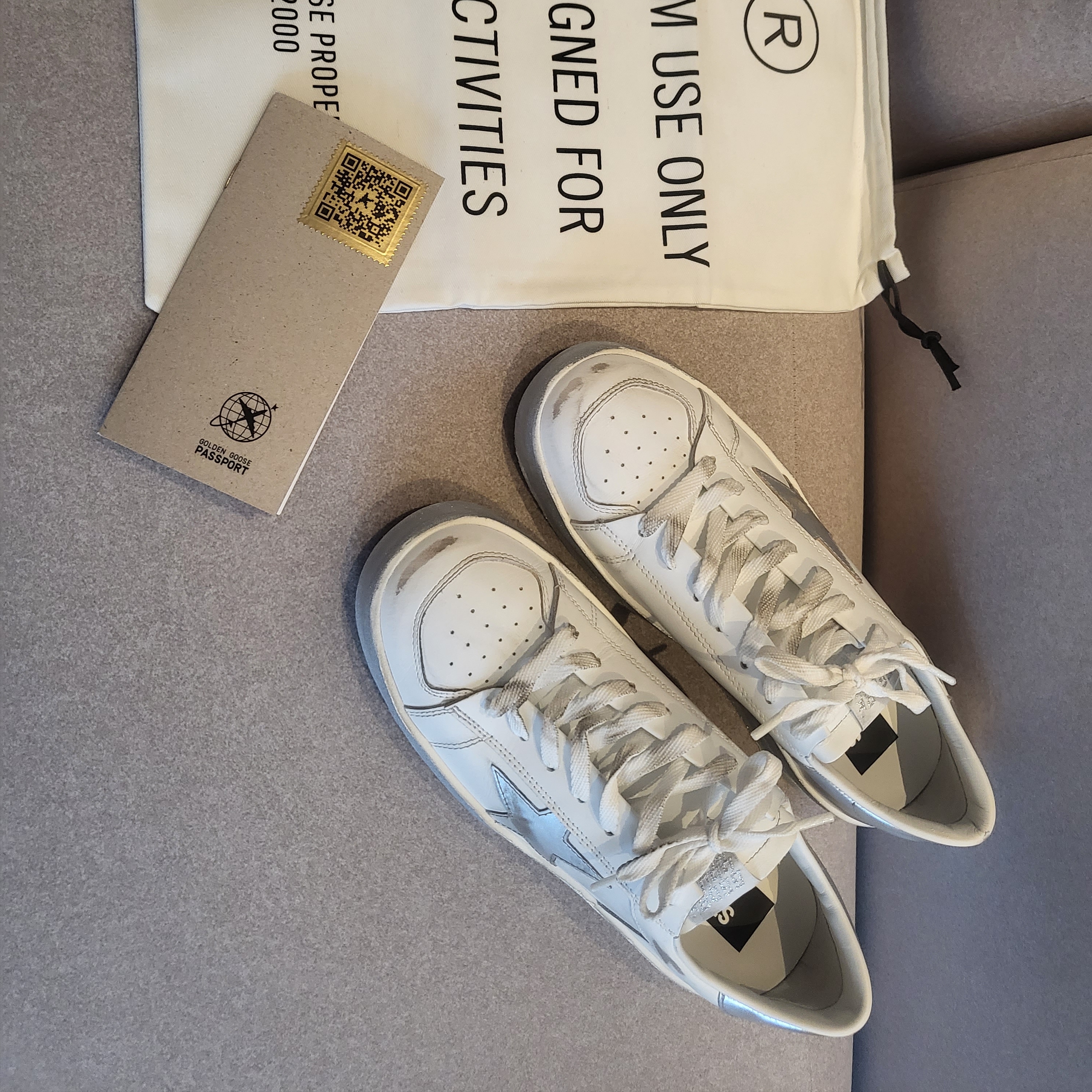 Golden Goose Stardan White Silver Heel Tab Sneakers 착용 스타일 - 2