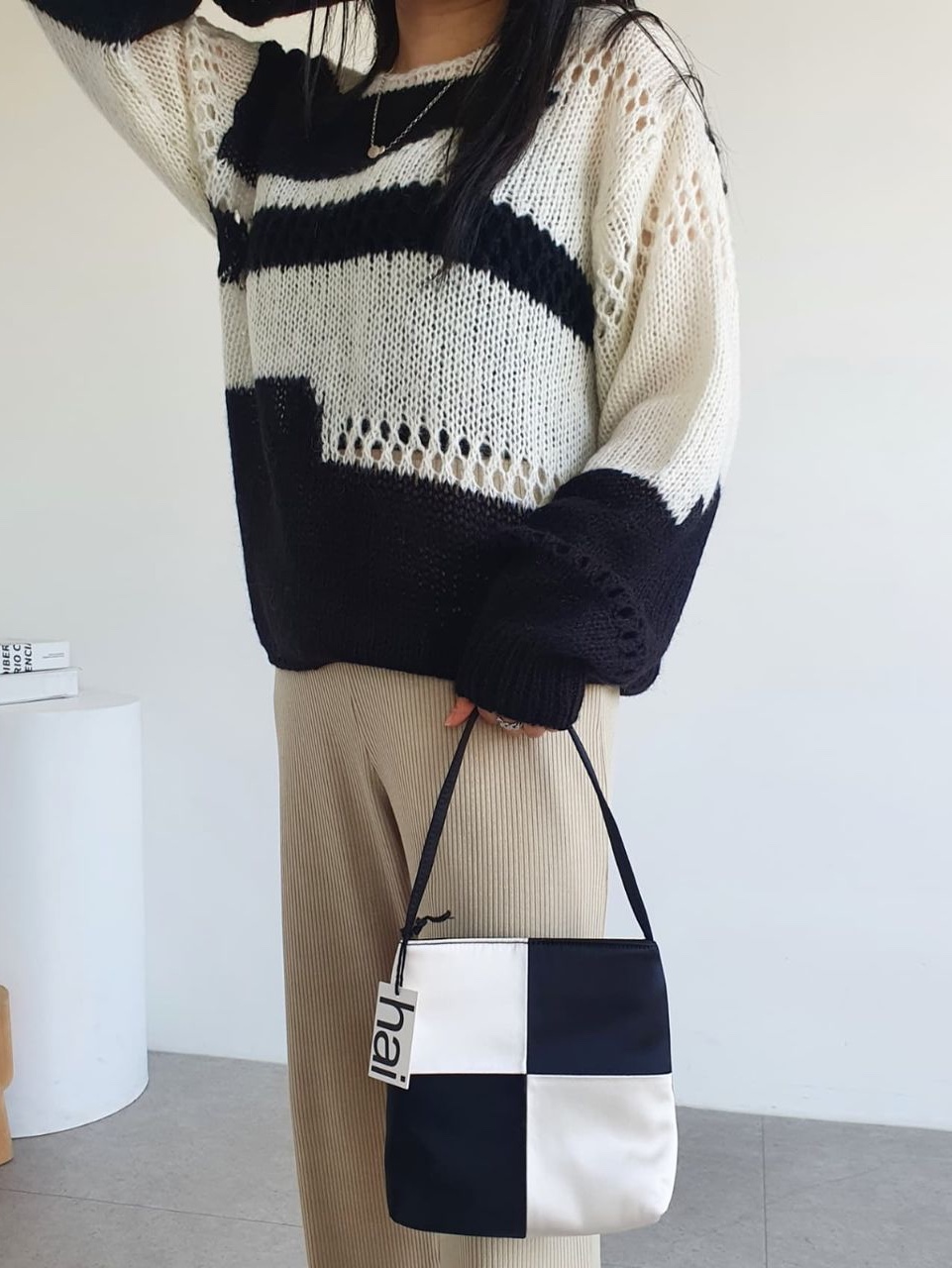 Hai Vera Bag Black Ivory 착용 스타일 - 1