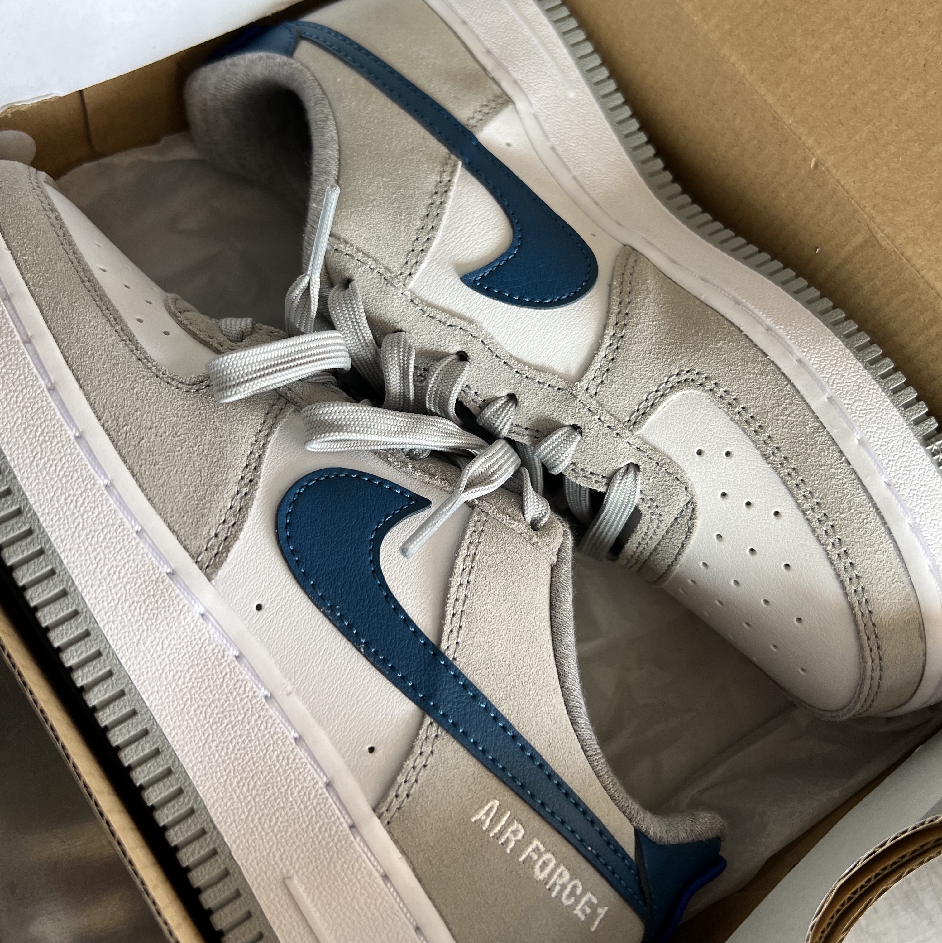 (GS) Nike Air Force 1 LV8 Athletic Club Light Smoke Grey Marina 착용 스타일 - 1