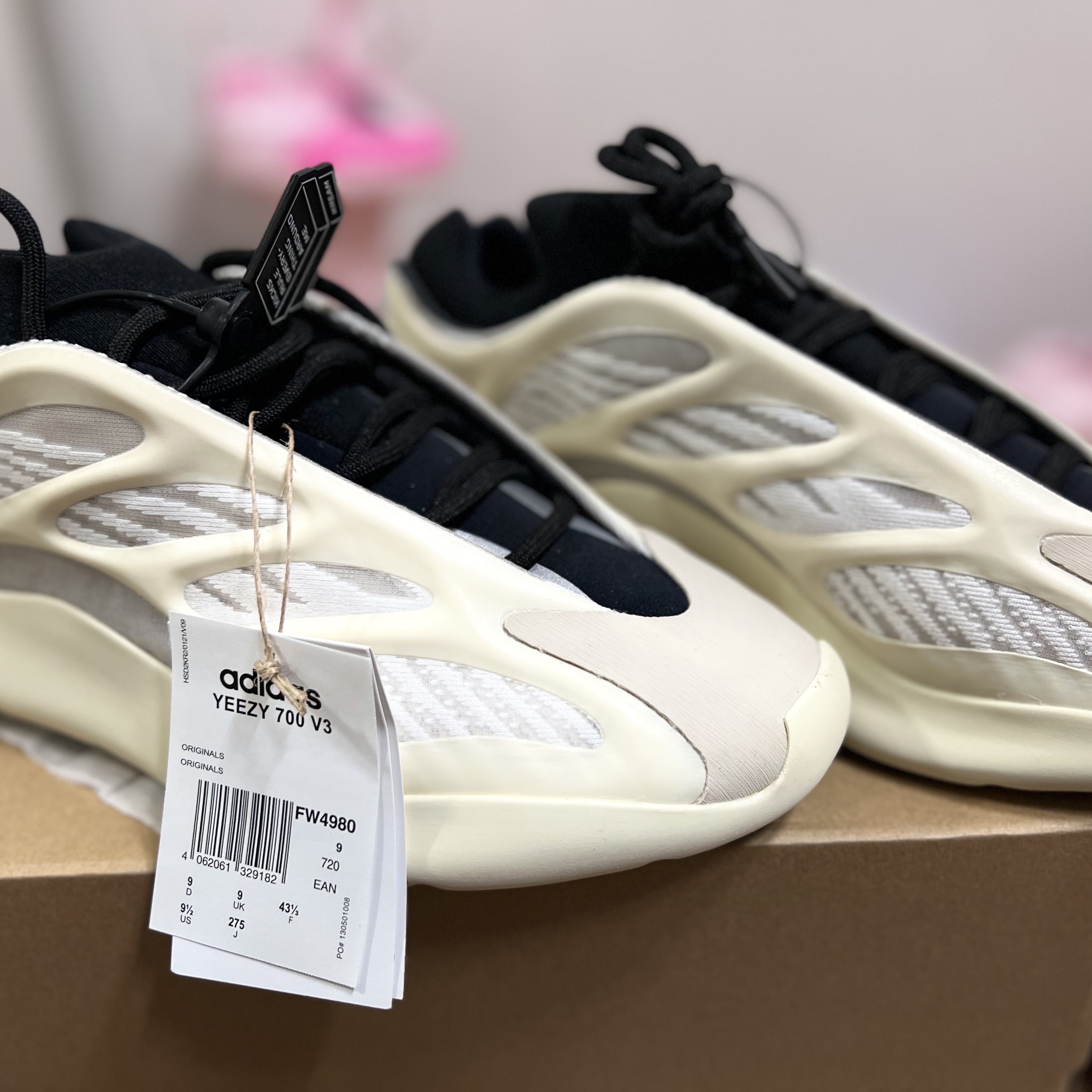 Adidas Yeezy 700 V3 Azael 2022/2023 착용 스타일 - 1