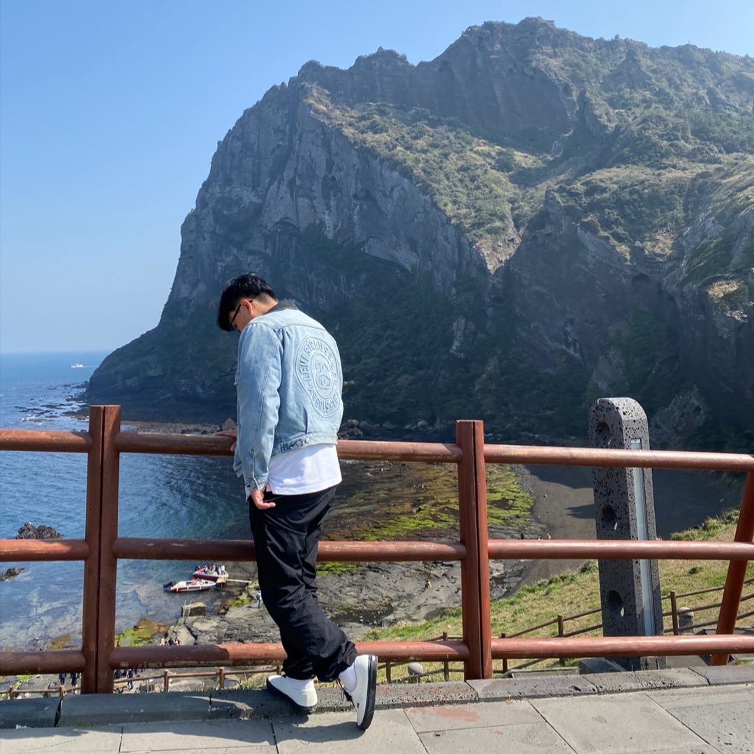 Stussy x Levi's Embossed Trucker Jacket Indigo 착용 스타일