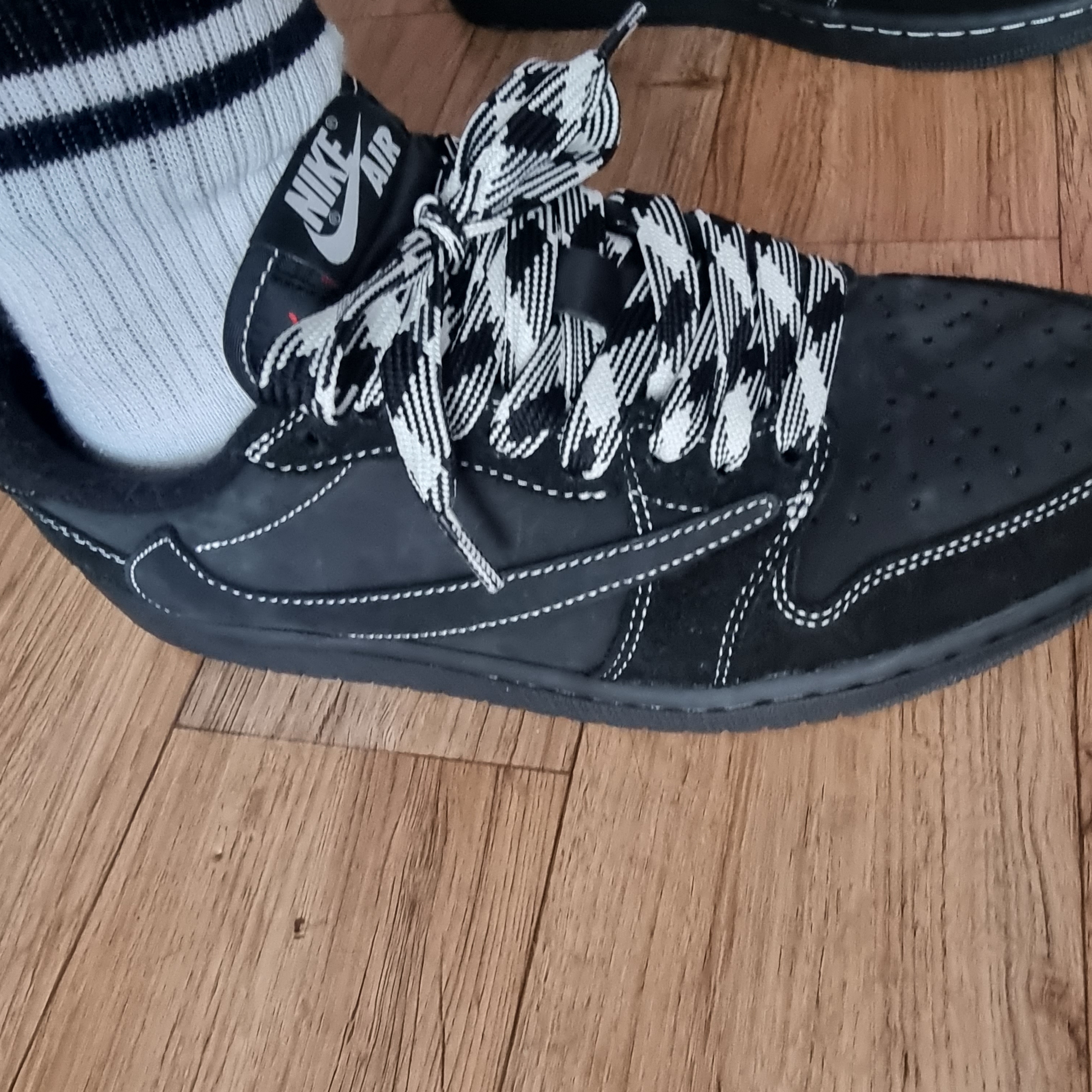 Jordan 1 x Travis Scott Retro Low OG SP Black Phantom 착용 스타일 - 3