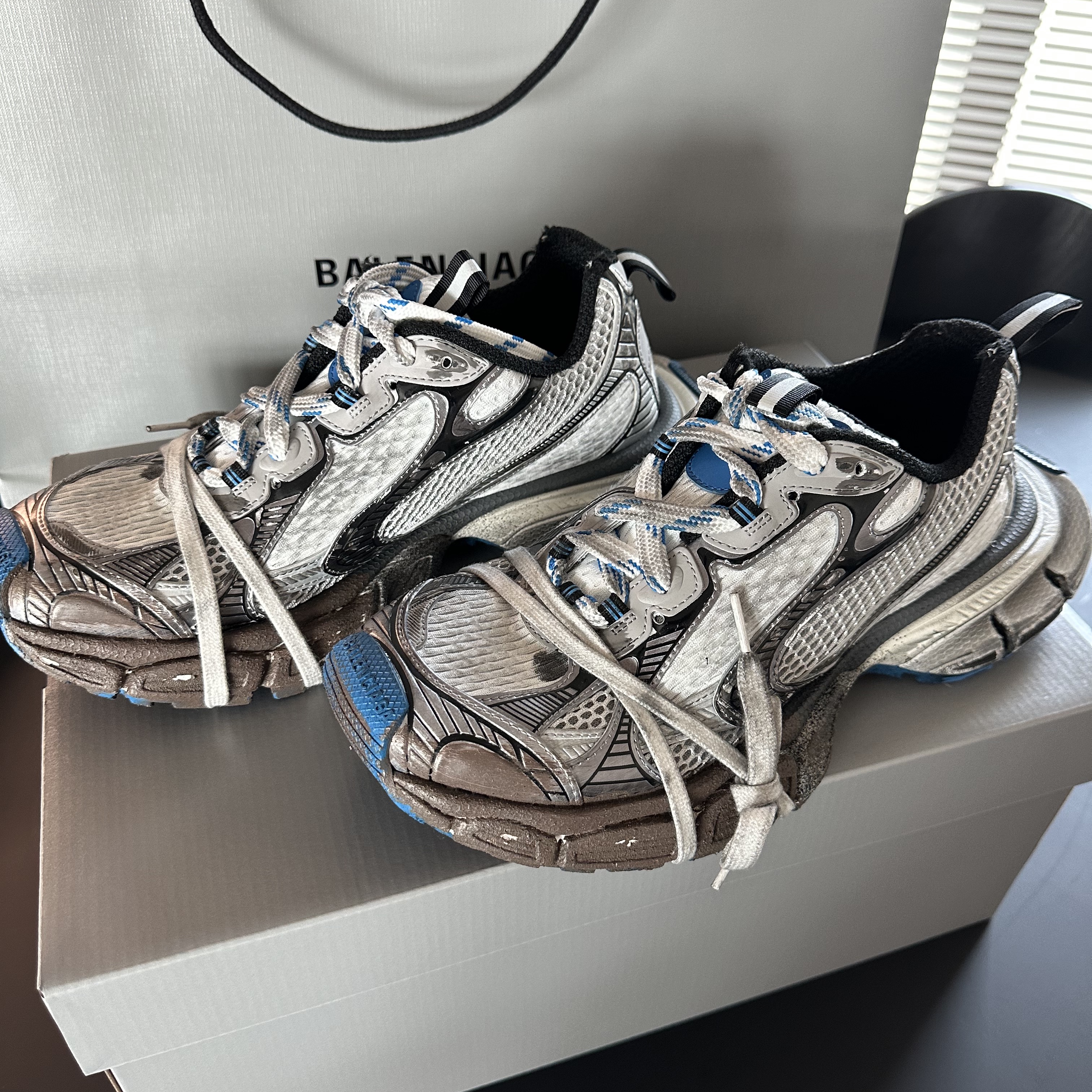 Balenciaga 3XL Sneakers Light Beige 착용 스타일 - 2