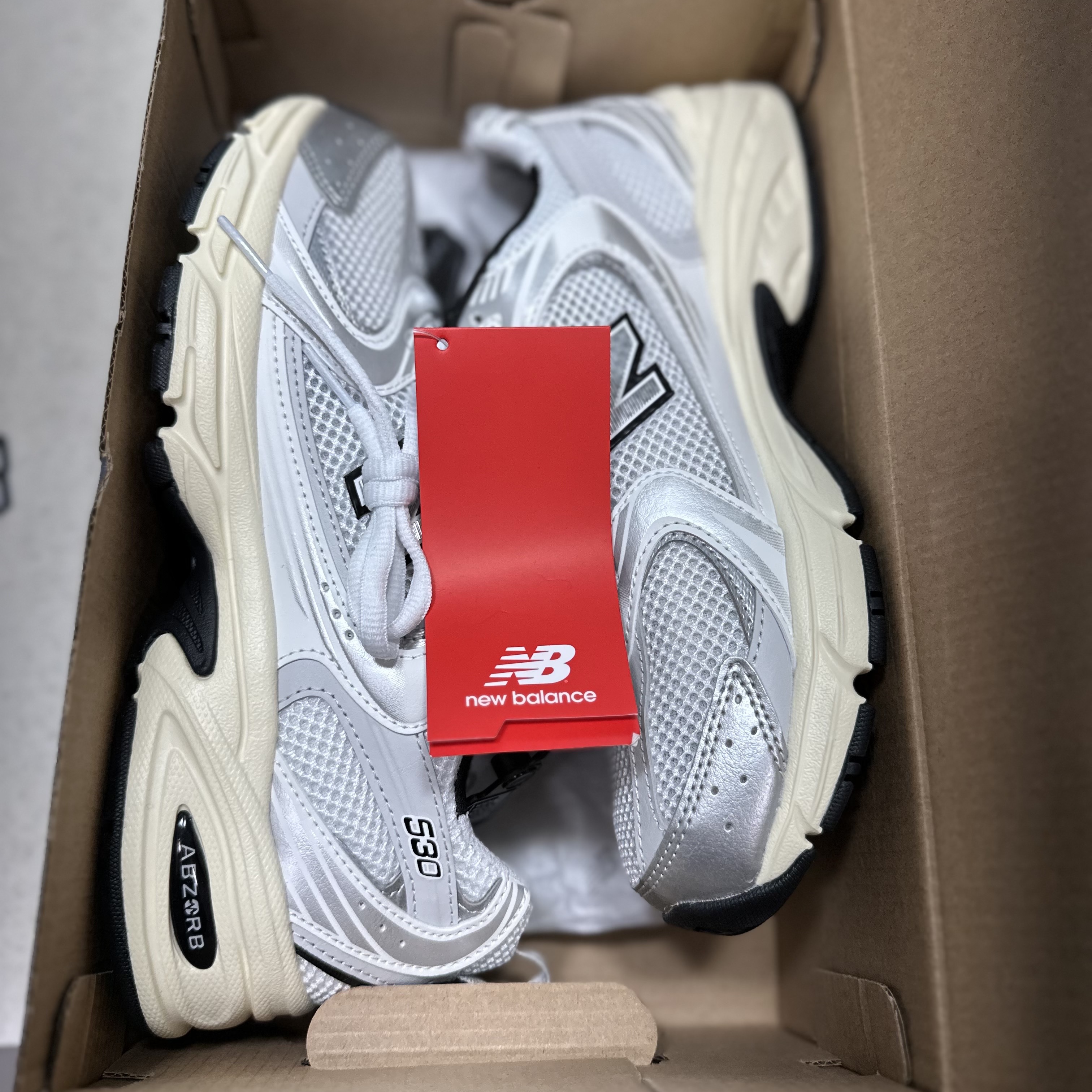 New Balance 530 Silver Cream 착용 스타일 - 2