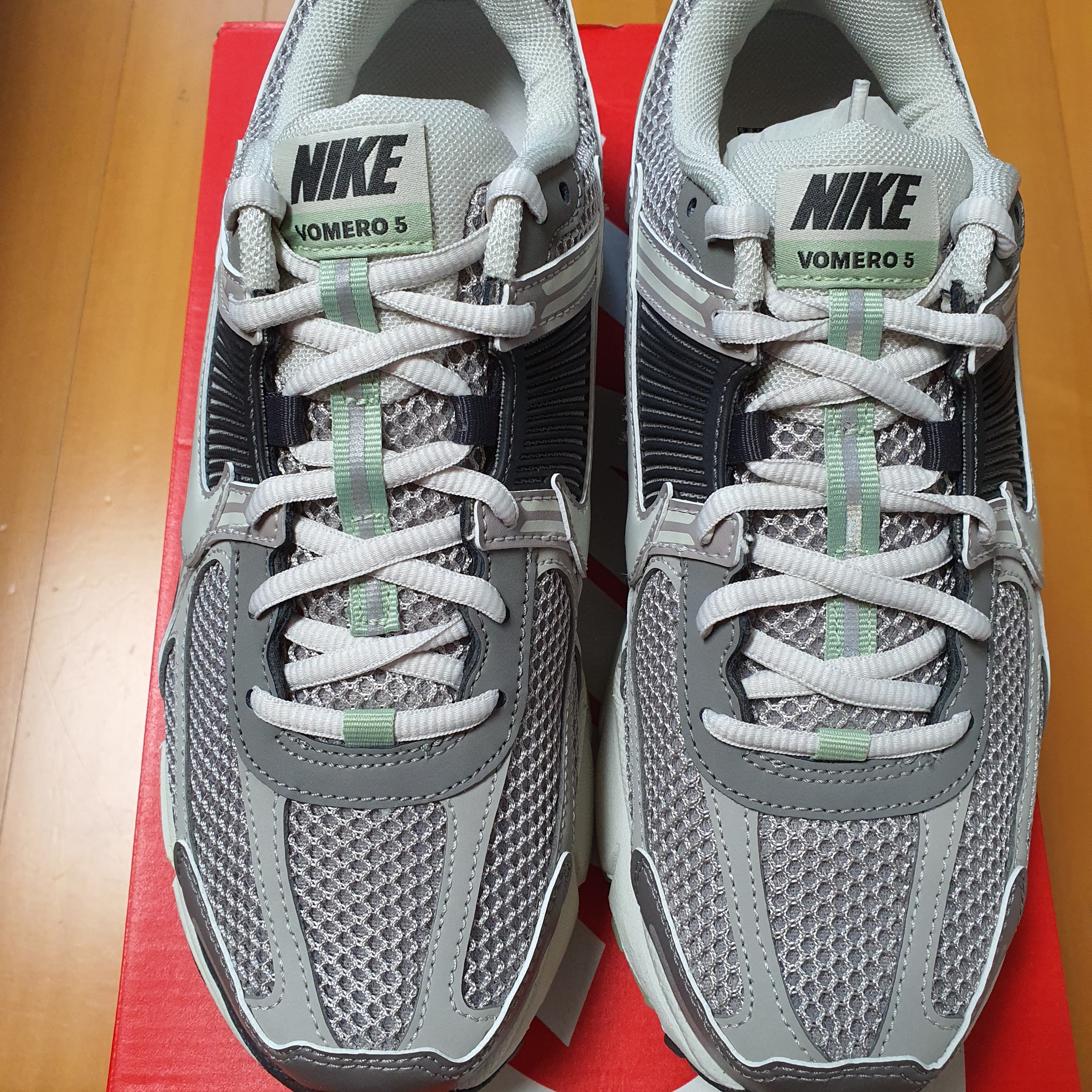 (W) Nike Zoom Vomero 5 Cobblestone and Flat Pewter 착용 스타일
