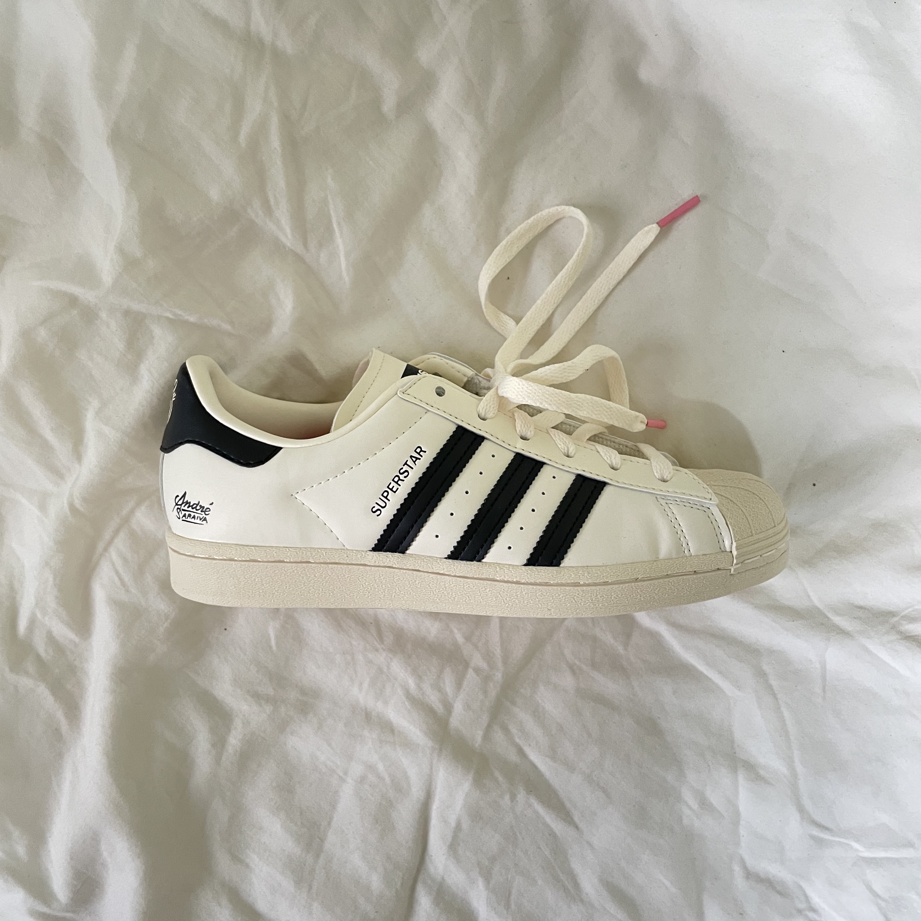 Adidas x Andre Saraiva Superstar Cream White Core Black 착용 스타일 - 3