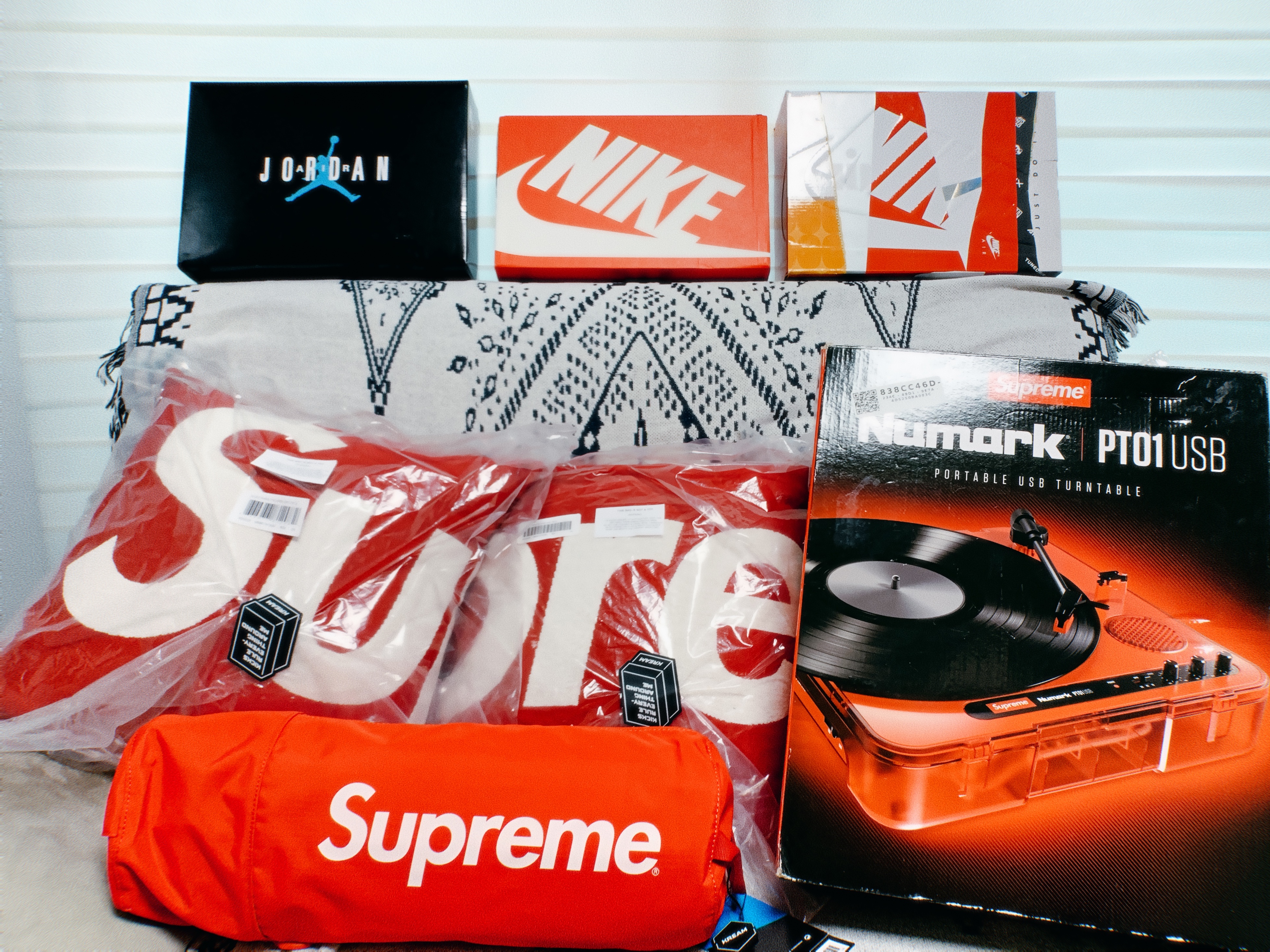 Supreme x Jules Pansu Pillows Red (Set of 3), Supreme x Helinox Bench One Red - 22SS 착용 스타일