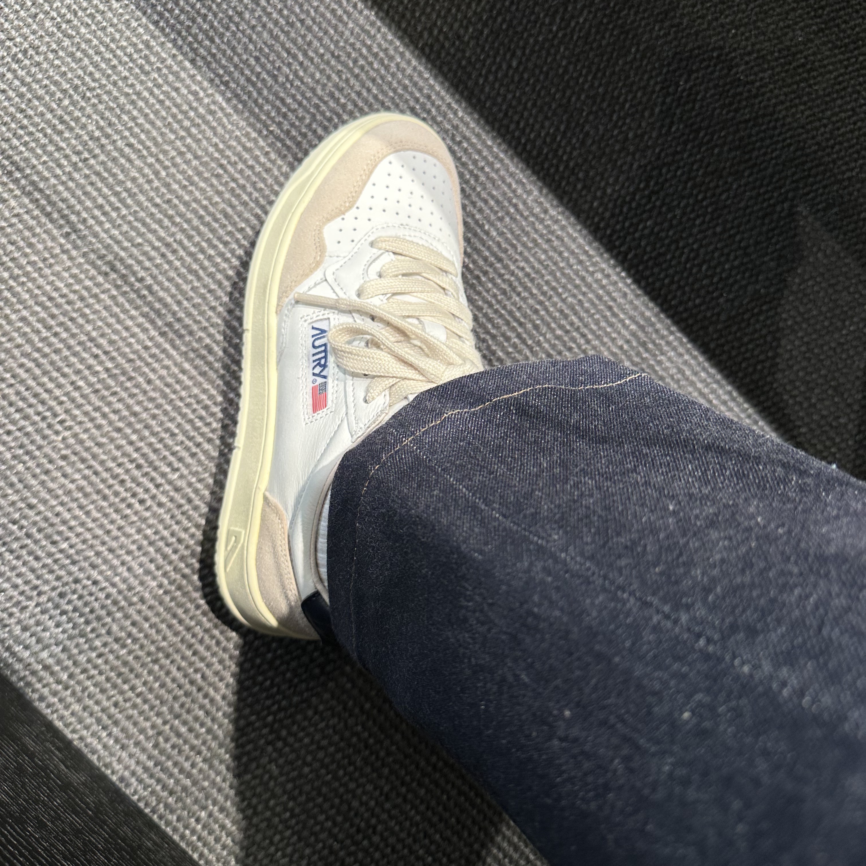 (W) Autry Medalist Low Leather Suede Sneakers White Blue 착용 스타일