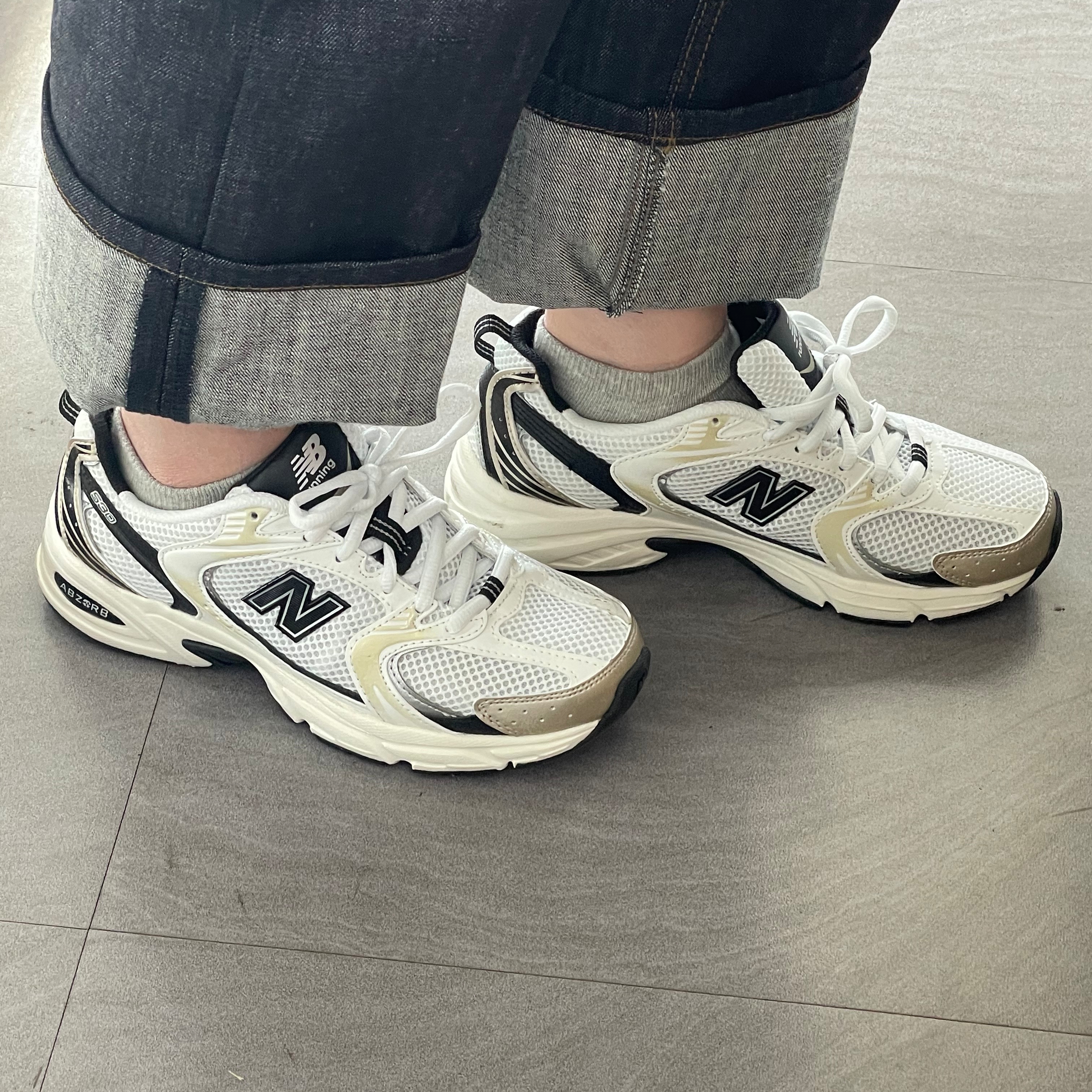 New Balance 530 White Gold 착용 스타일 - 1