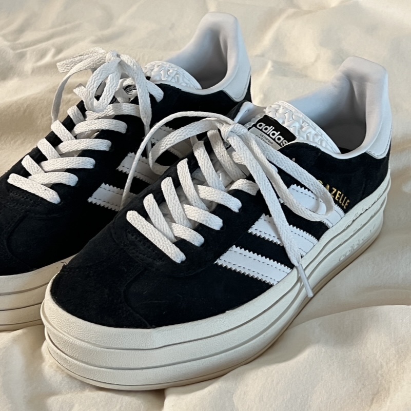 (W) Adidas Gazelle Bold Core Black Cloud White, (W) Nike Zoom Vomero 5 Photon Dust and Metallic Silver 착용 스타일 - 3