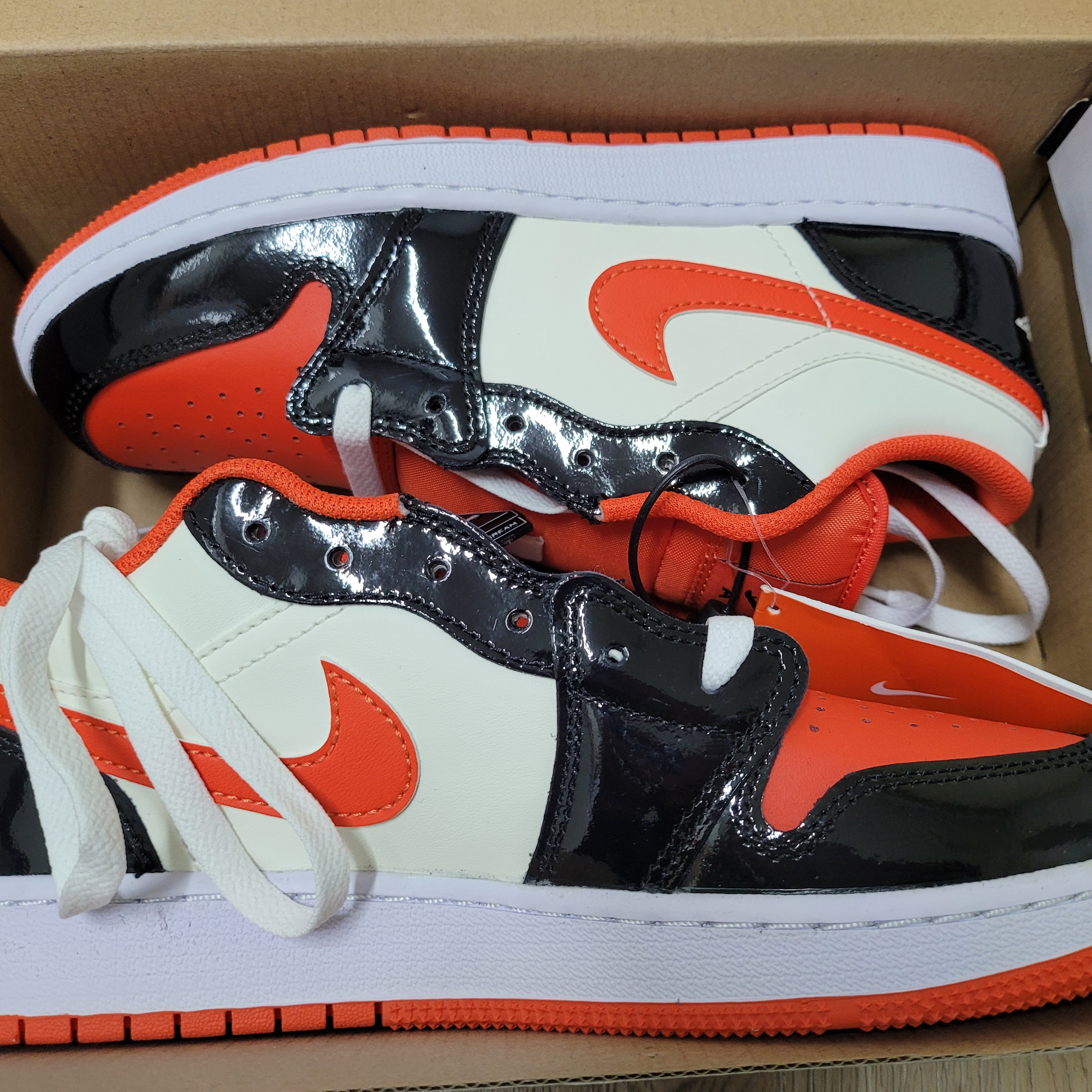 (GS) Jordan 1 Low SE Team Orange Black 착용 스타일 - 1