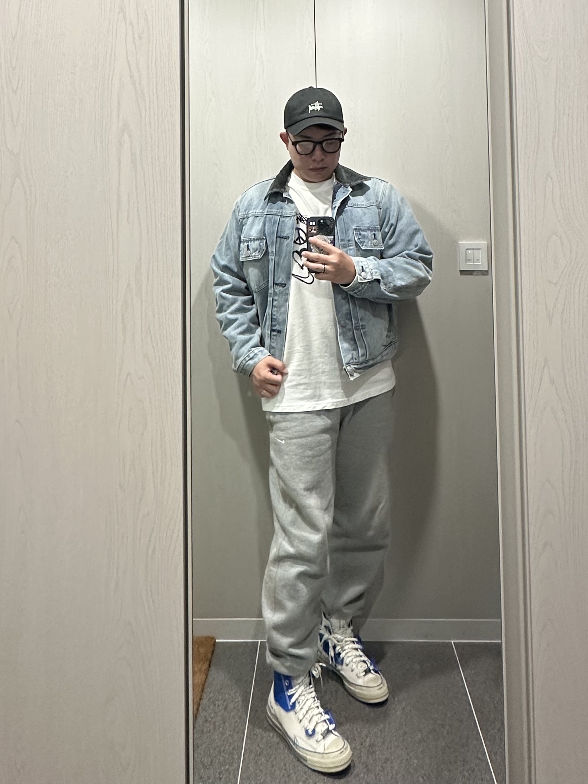 Converse x Ader Error Chuck 70 High White, Stussy x Levi's Embossed Trucker Jacket Indigo 착용 스타일