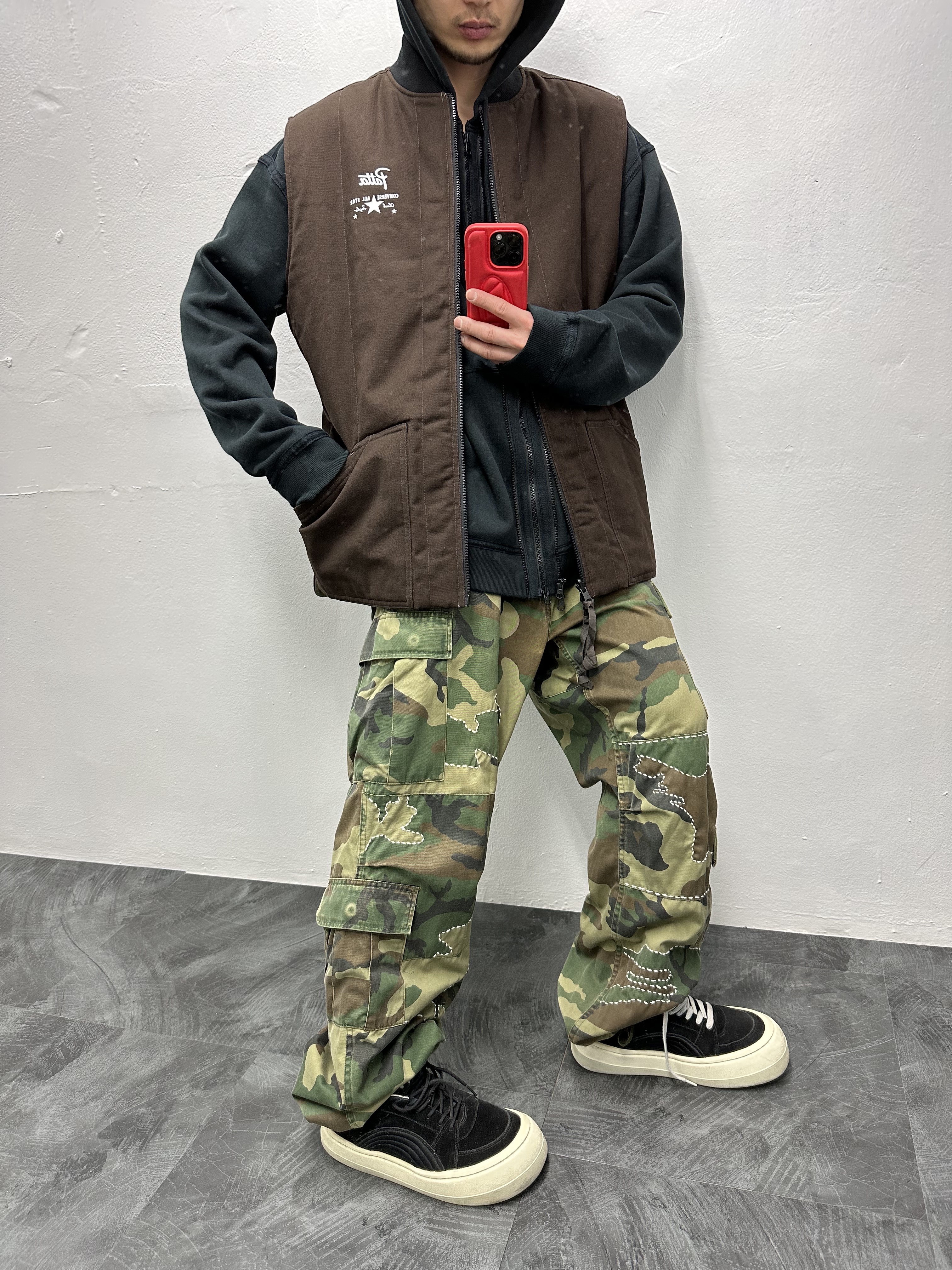Converse x Patta Four Leaf Clover Utility Reversible Padded Vest Java 착용 스타일