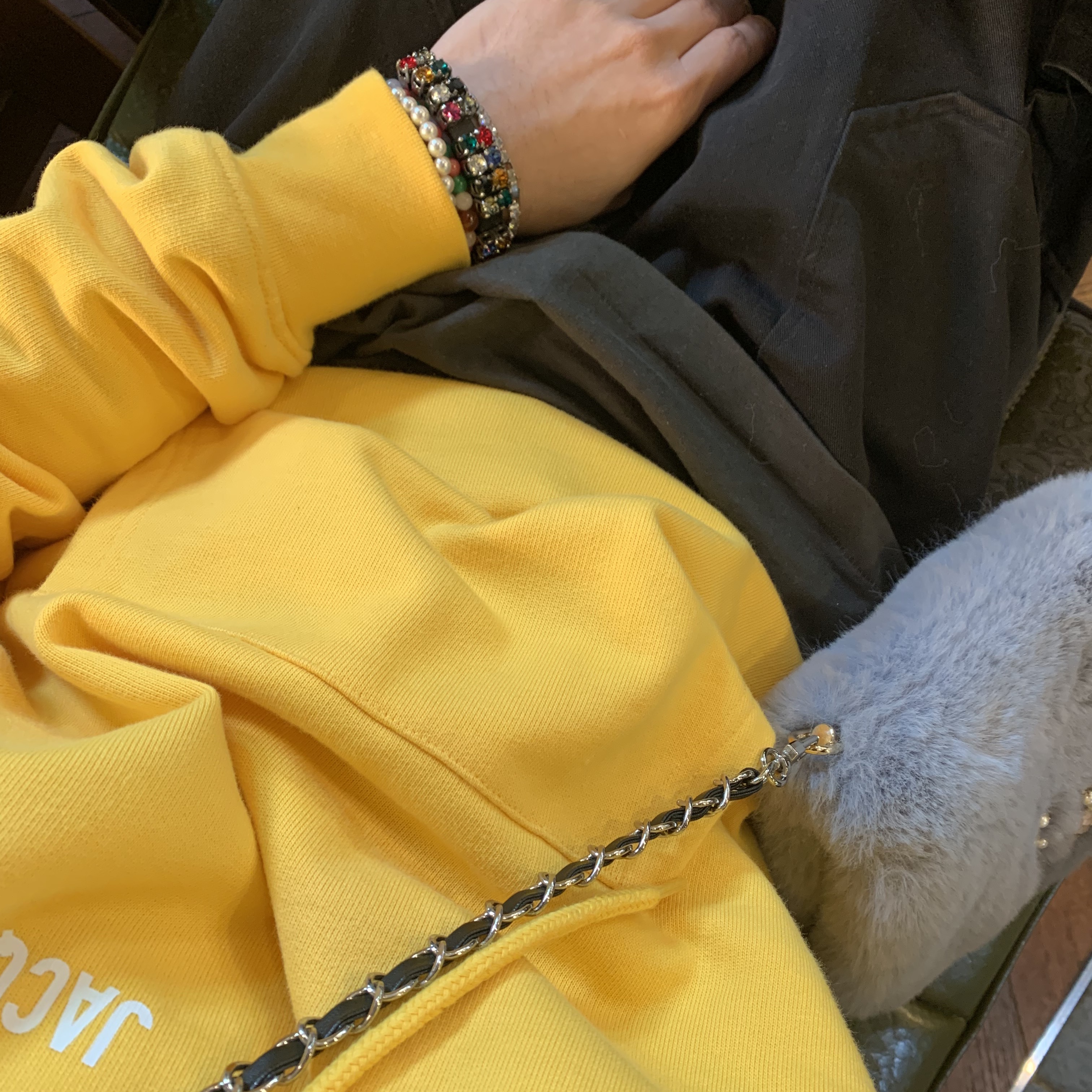 Jacquemus La Casquette Rond Round-Back Baseball Cap Black, Jacquemus Le Sweatshirt Printed Logo Hoodie Grey 착용 스타일 - 5