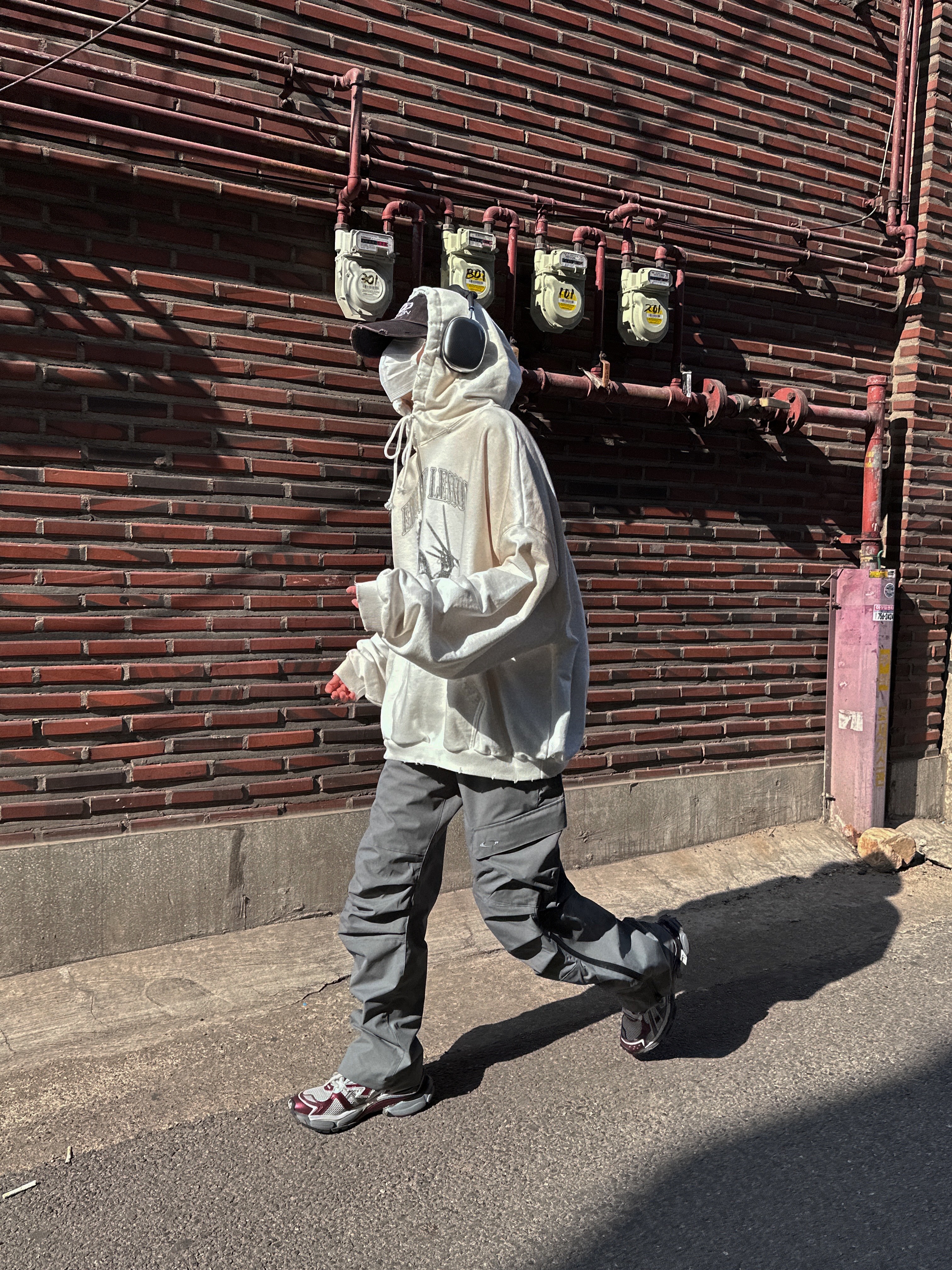 Project G/R x Atmos Etiquette Lesson Vintage Washed Hoodie White, Balenciaga Runner Sneakers Grey Burgundy 착용 스타일 - 1