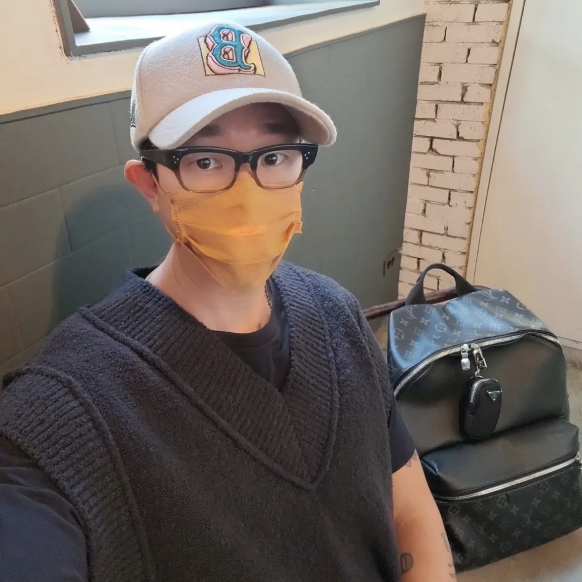 Louis Vuitton Discovery Backpack PM Monogram Eclipse 착용 스타일 - 1