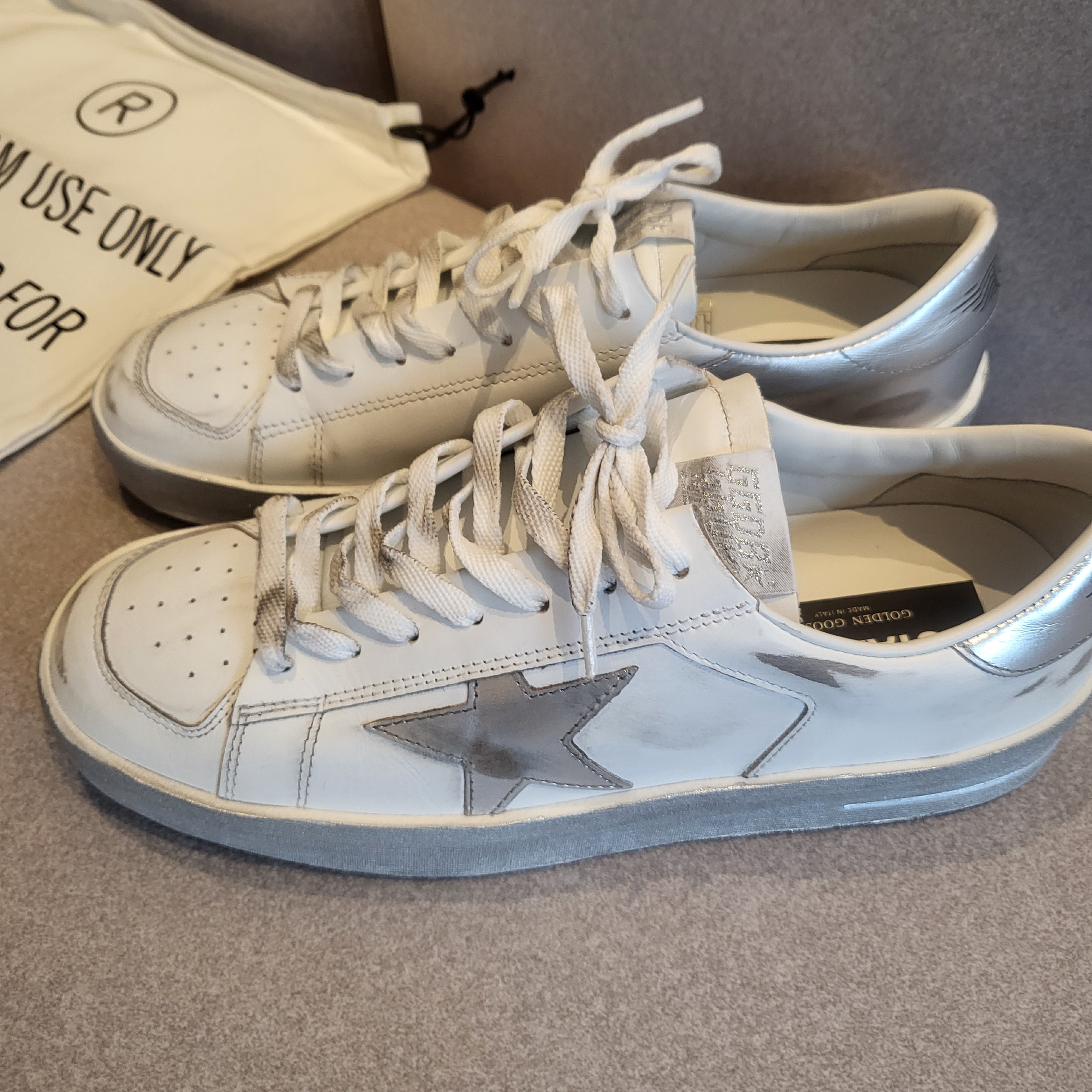 Golden Goose Stardan White Silver Heel Tab Sneakers 착용 스타일 - 1