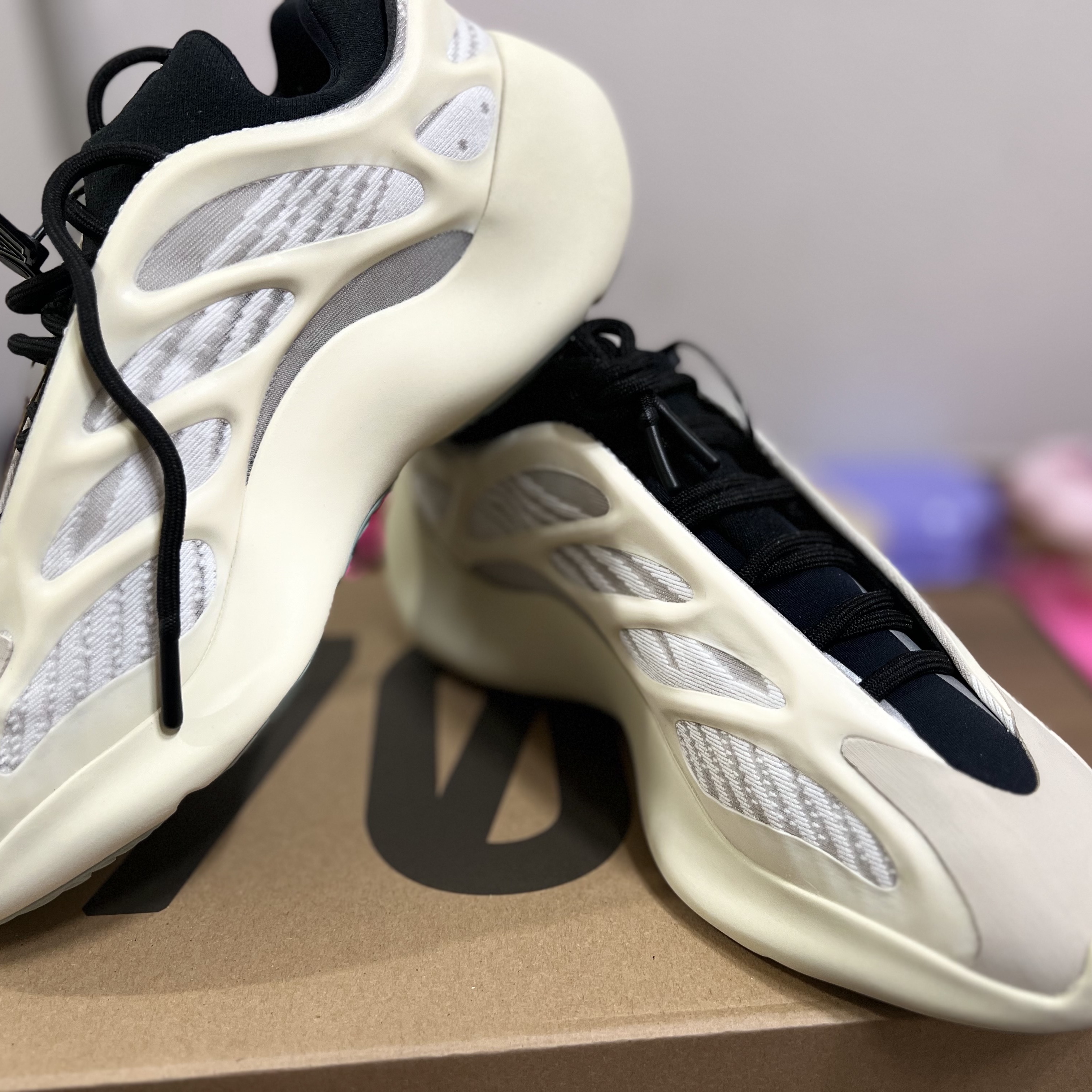 Adidas Yeezy 700 V3 Azael 2022/2023 착용 스타일 - 2