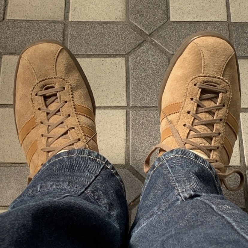 Adidas Tobacco Pantone Mesa 착용 스타일