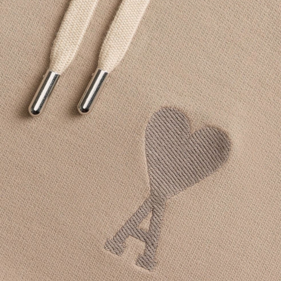 AMI de Coeur Tone-On-Tone Hoodie Beige Fonce 착용 스타일 - 1