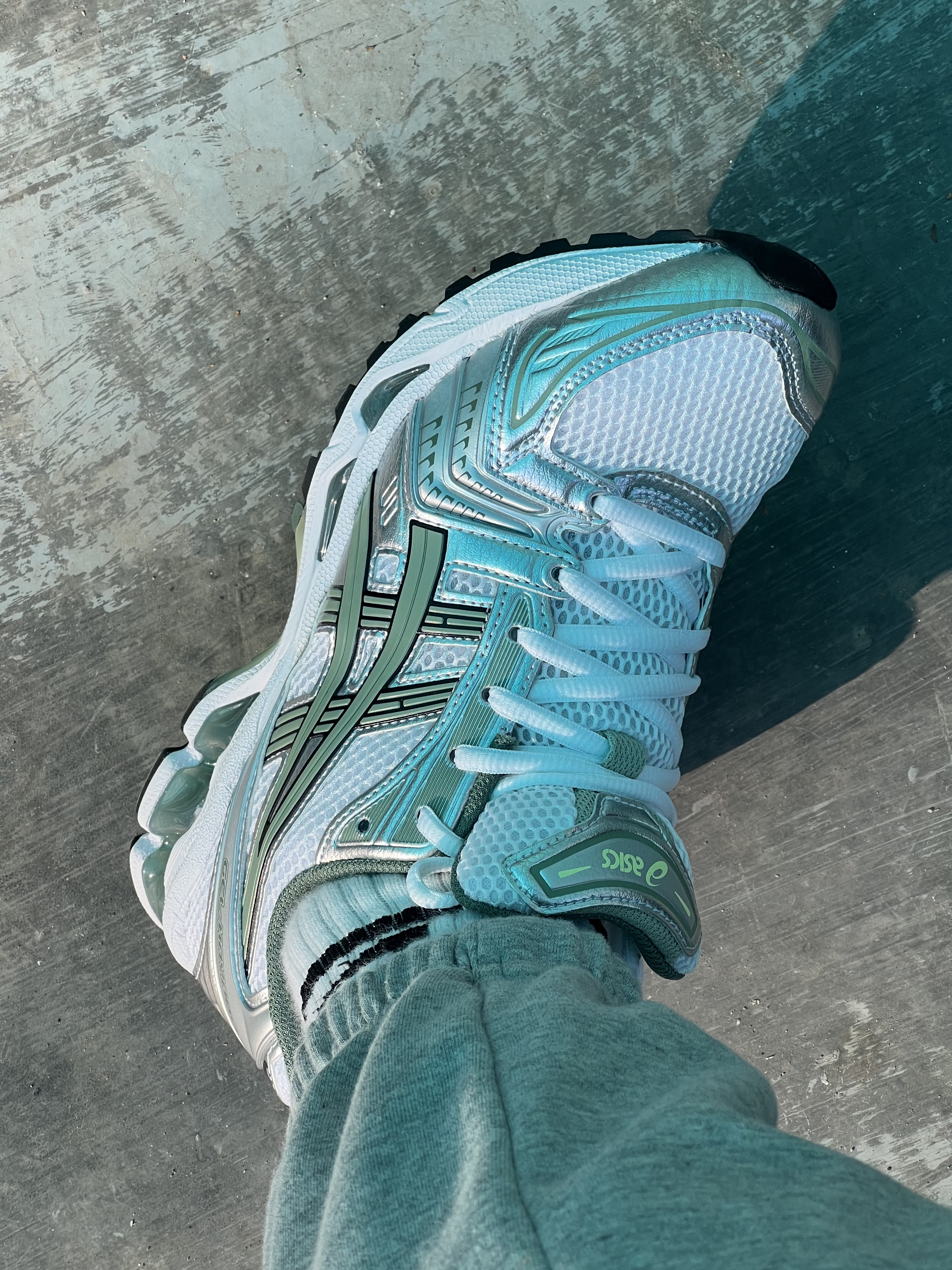 Asics Gel-Kayano 14 White Slate Grey 착용 스타일