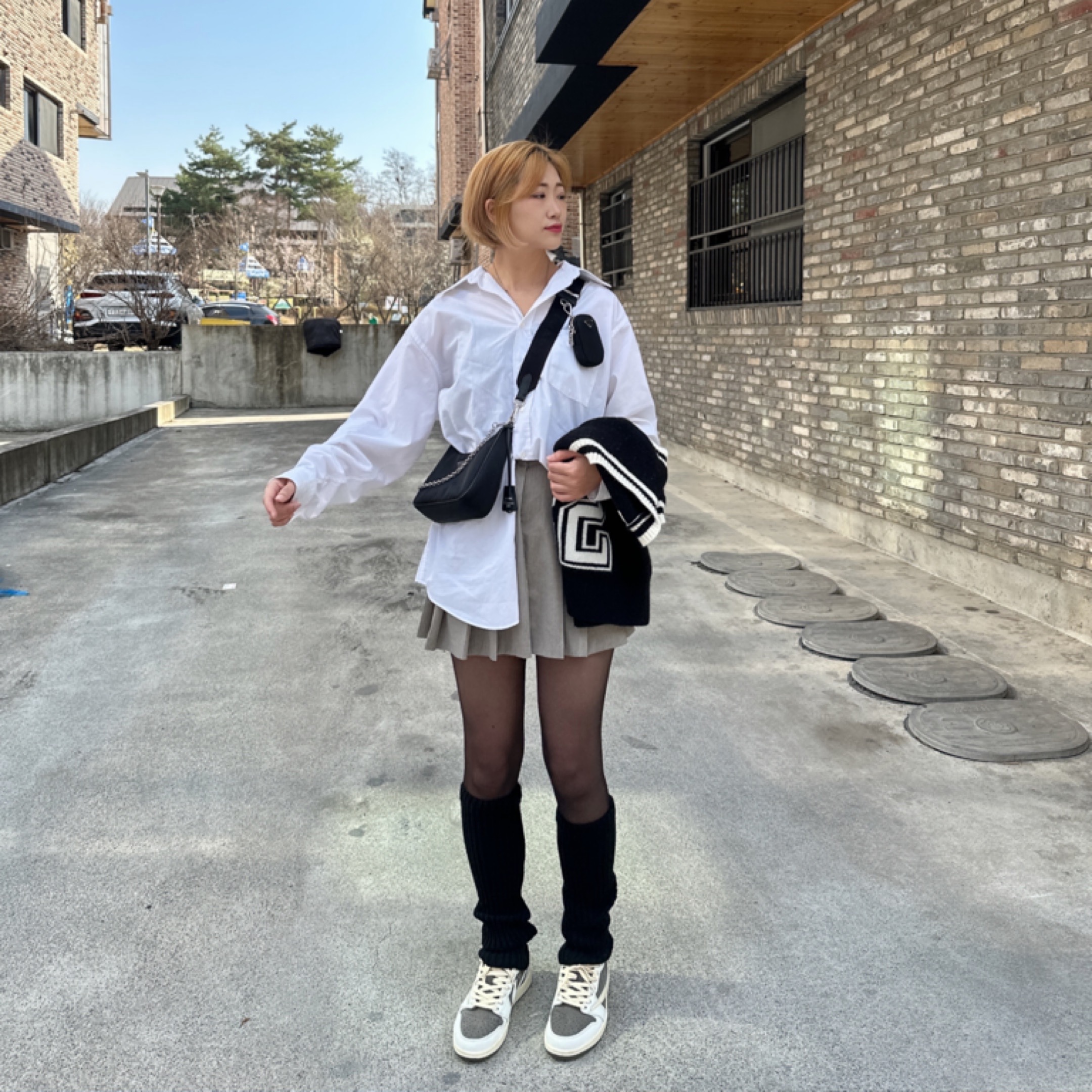 Jordan 1 x Travis Scott Retro Low OG SP Sail and Ridgerock, Prada Re-Edition 2005 Re-Nylon Shoulder Bag Black 착용 스타일 - 1