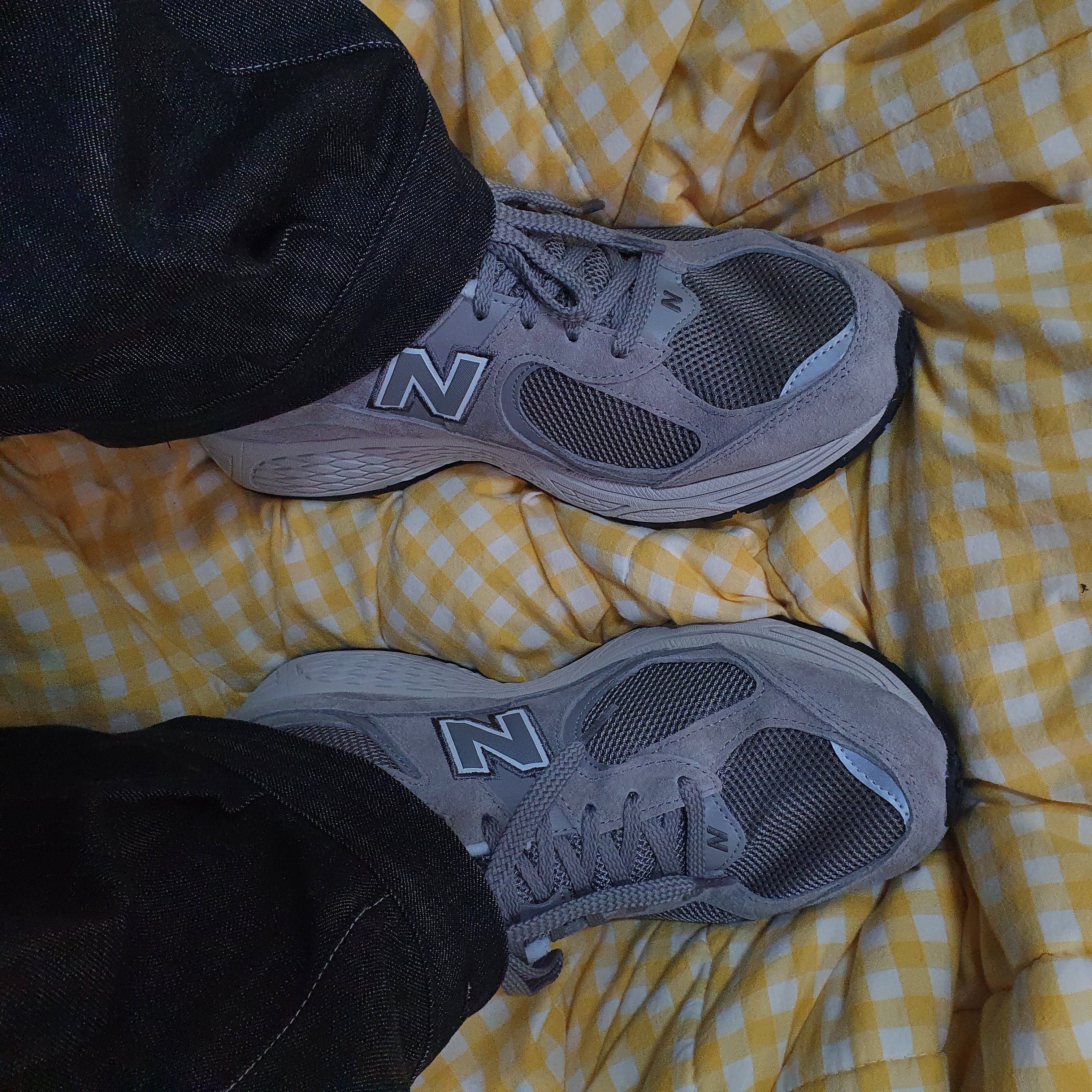 New Balance 2002R Grey 착용 스타일