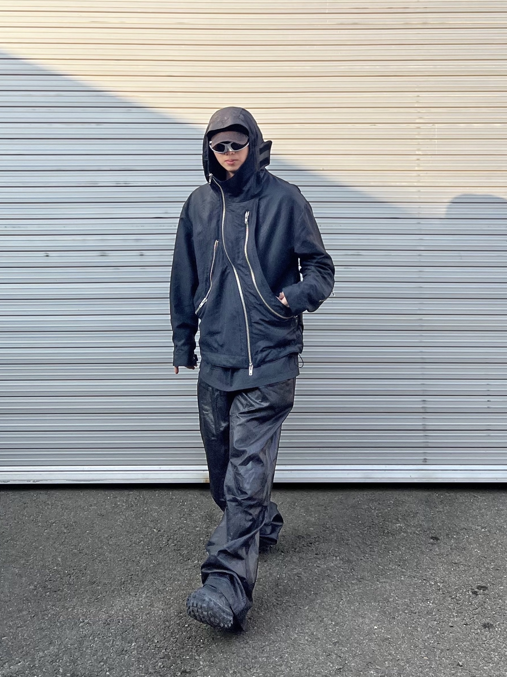 Balenciaga Sporty B Sunfaded Cap Black, Balenciaga Defender Sneakers Black 착용 스타일 - 3