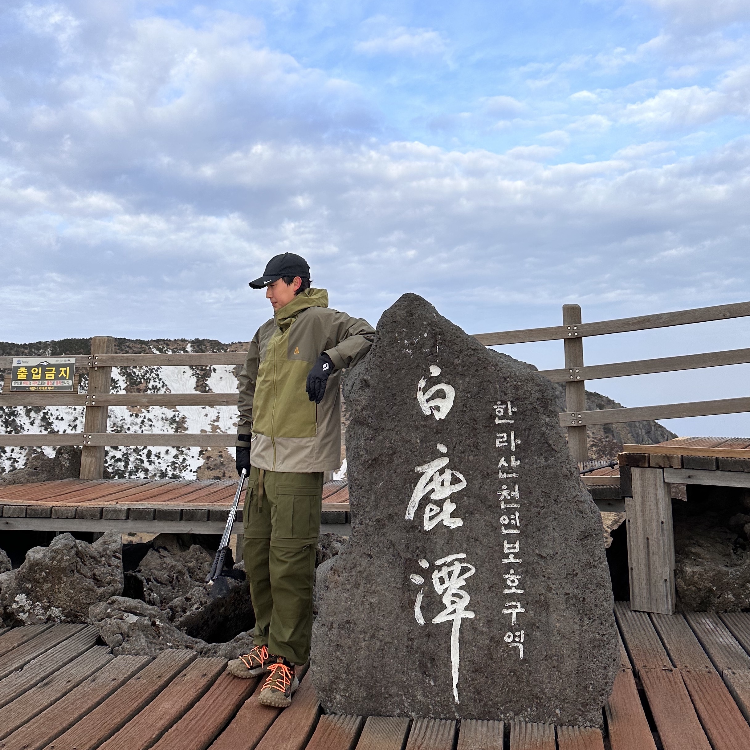 Nike ACG Smith Summit Cargo Pants Rough Green - Asia, Nike ACG Storm-Fit ADV Cascade Rains Full Zip Shell Jacket Medium Olive - Asia 착용 스타일