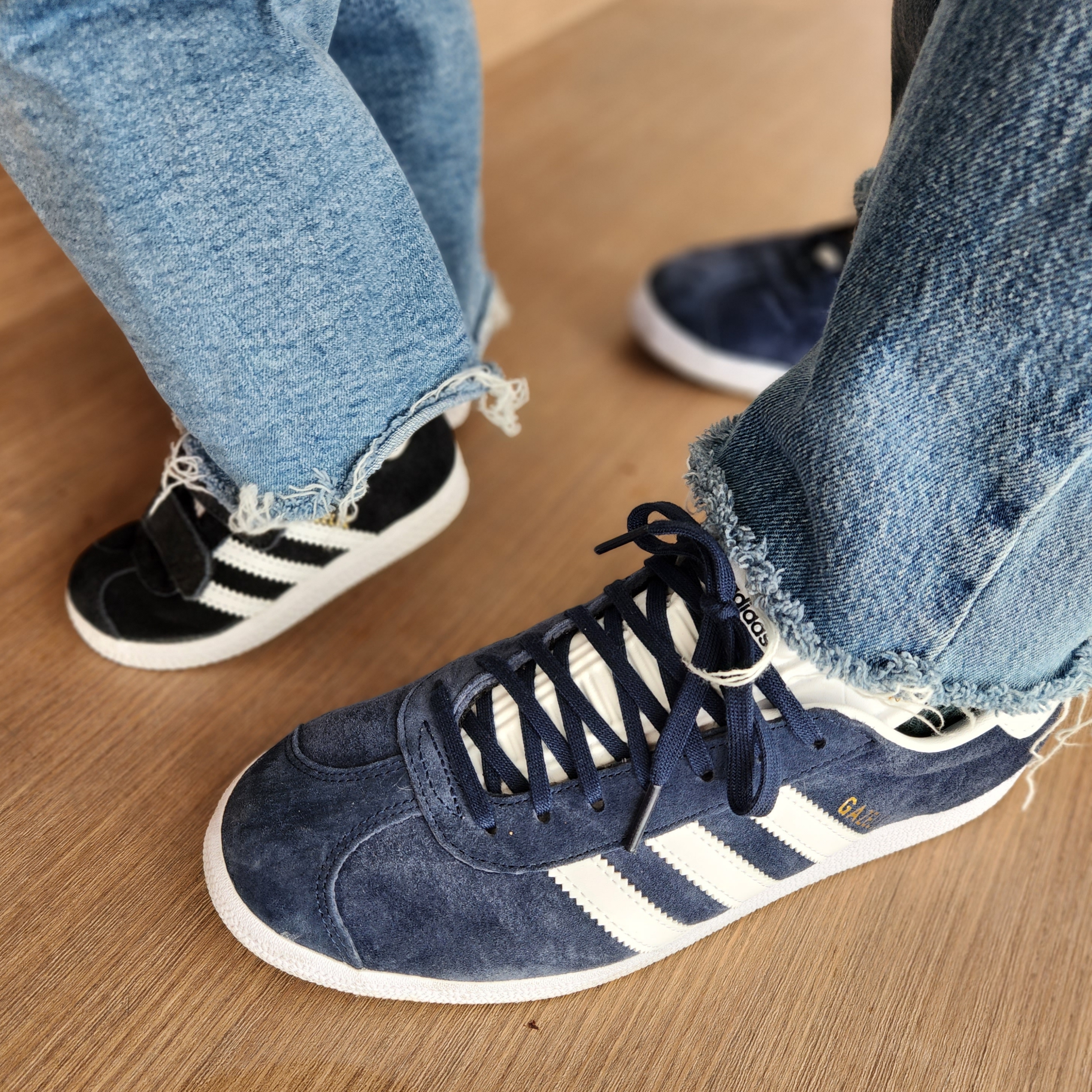 Adidas Gazelle Collegiate Navy 착용 스타일