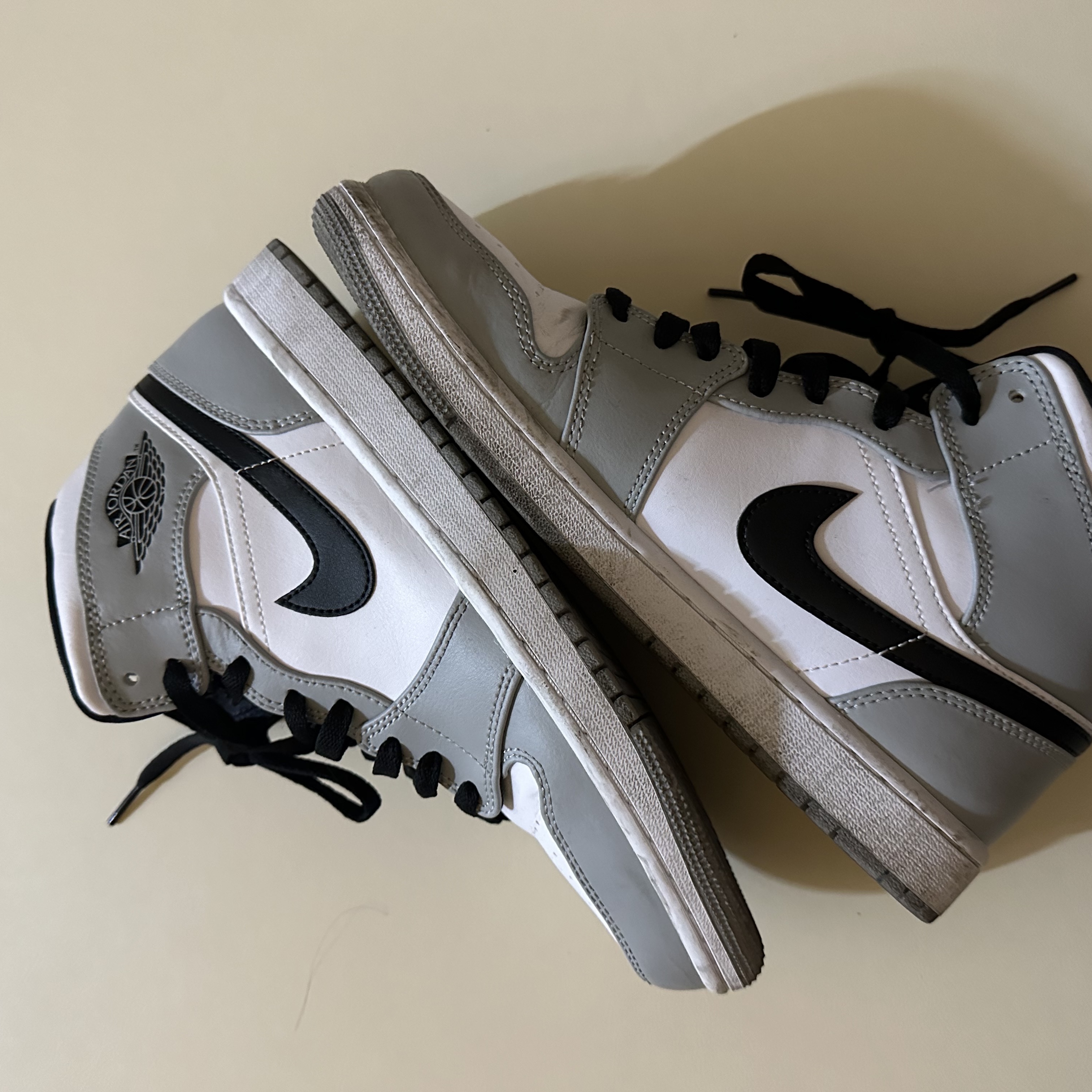 Jordan 1 Mid Light Smoke Grey 착용 스타일