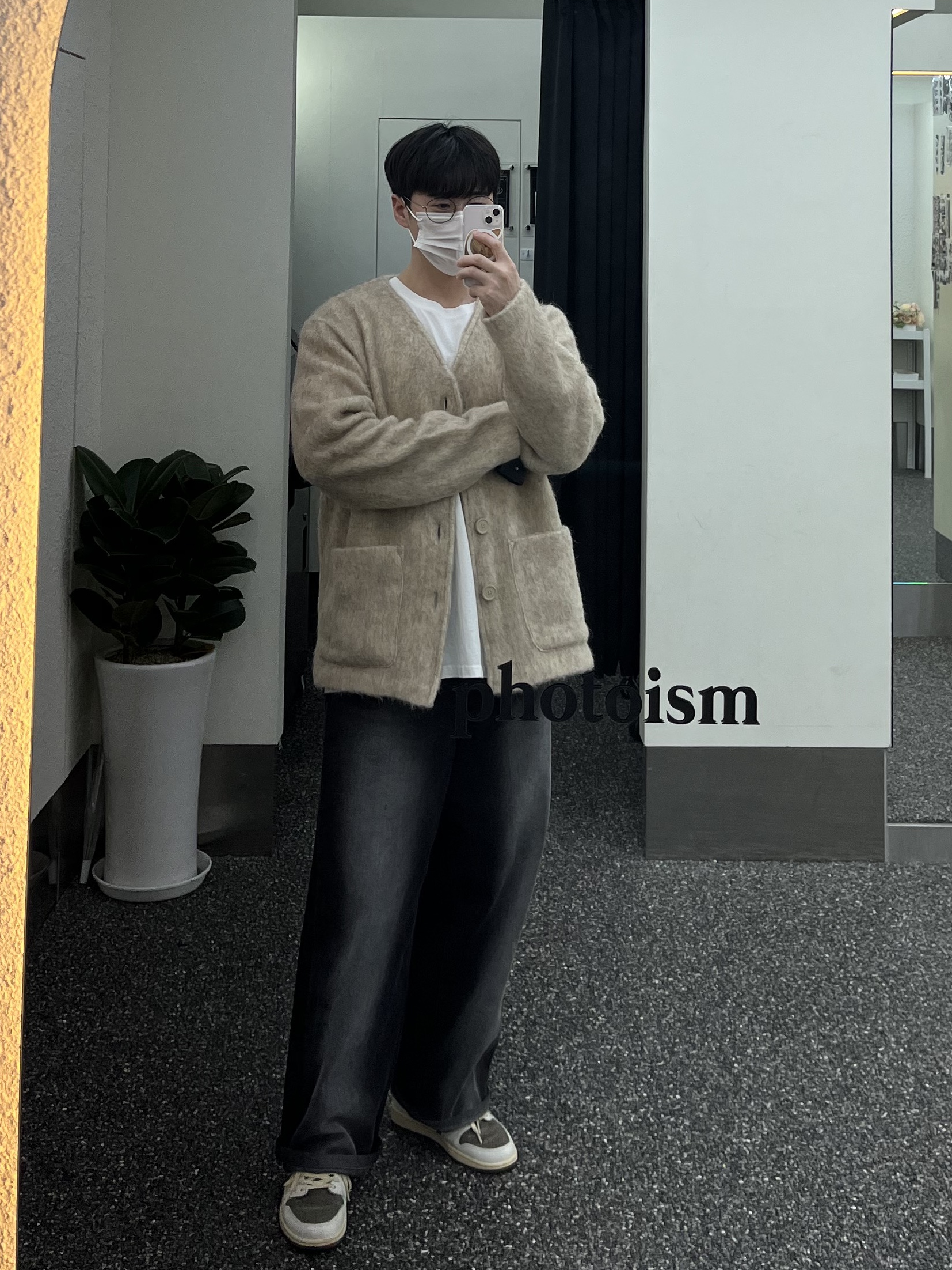 Our Legacy Cardigan Mohair Antique White, Jordan 1 x Travis Scott Retro Low OG SP Sail and Ridgerock 착용 스타일