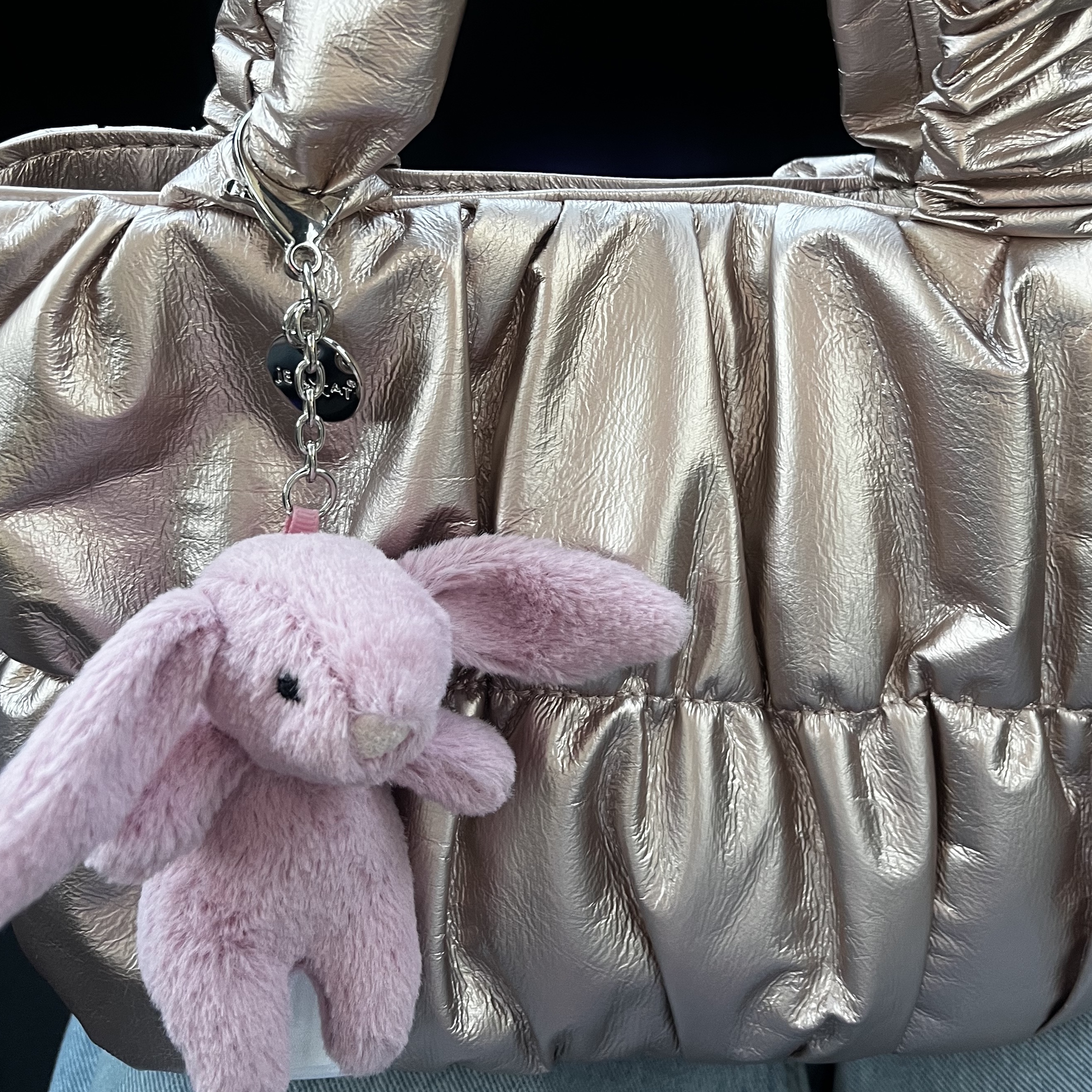 Jellycat Bashful Bunny Bag Charm Tulip 착용 스타일