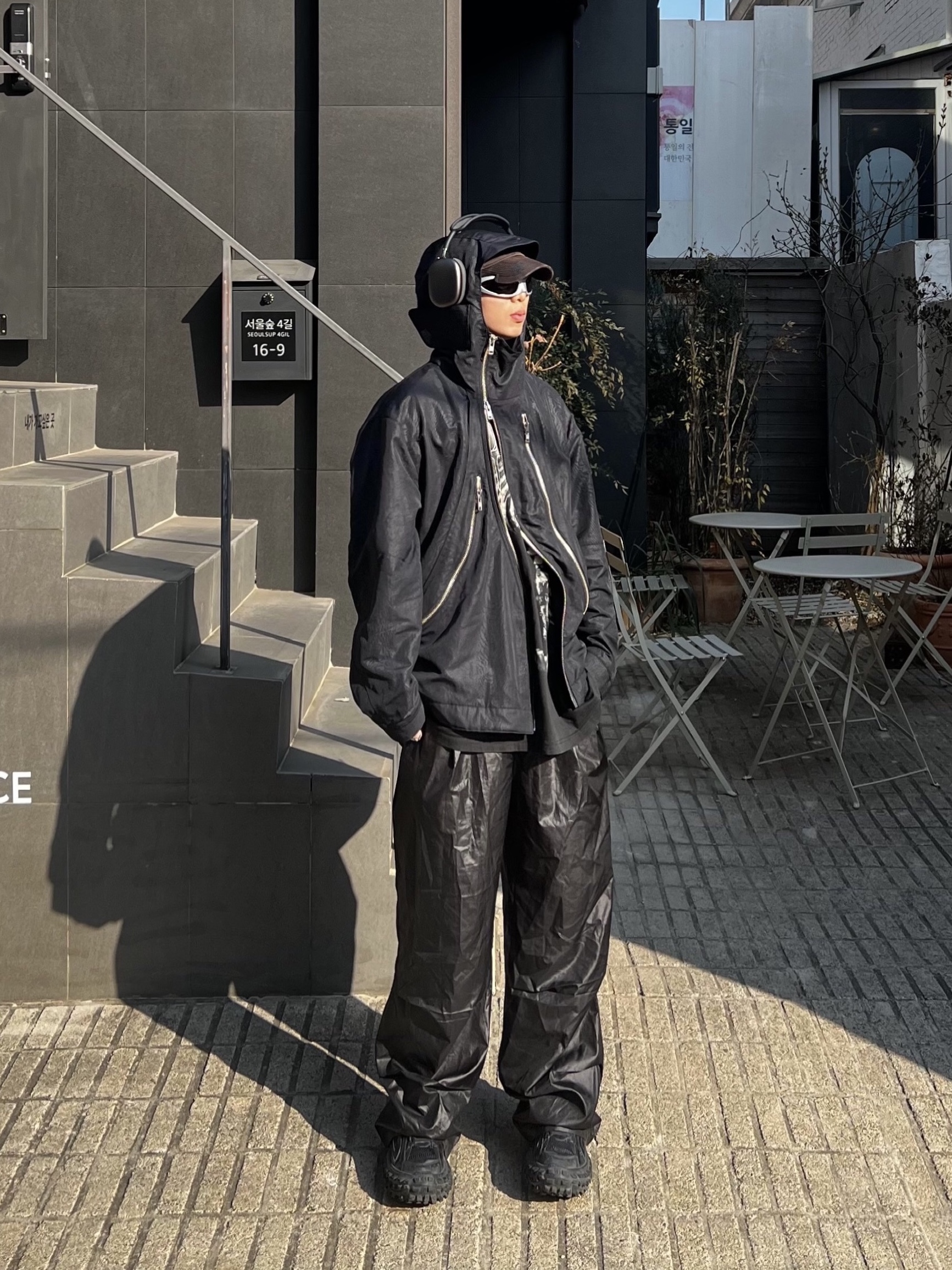 Balenciaga Sporty B Sunfaded Cap Black, Balenciaga Defender Sneakers Black 착용 스타일 - 2