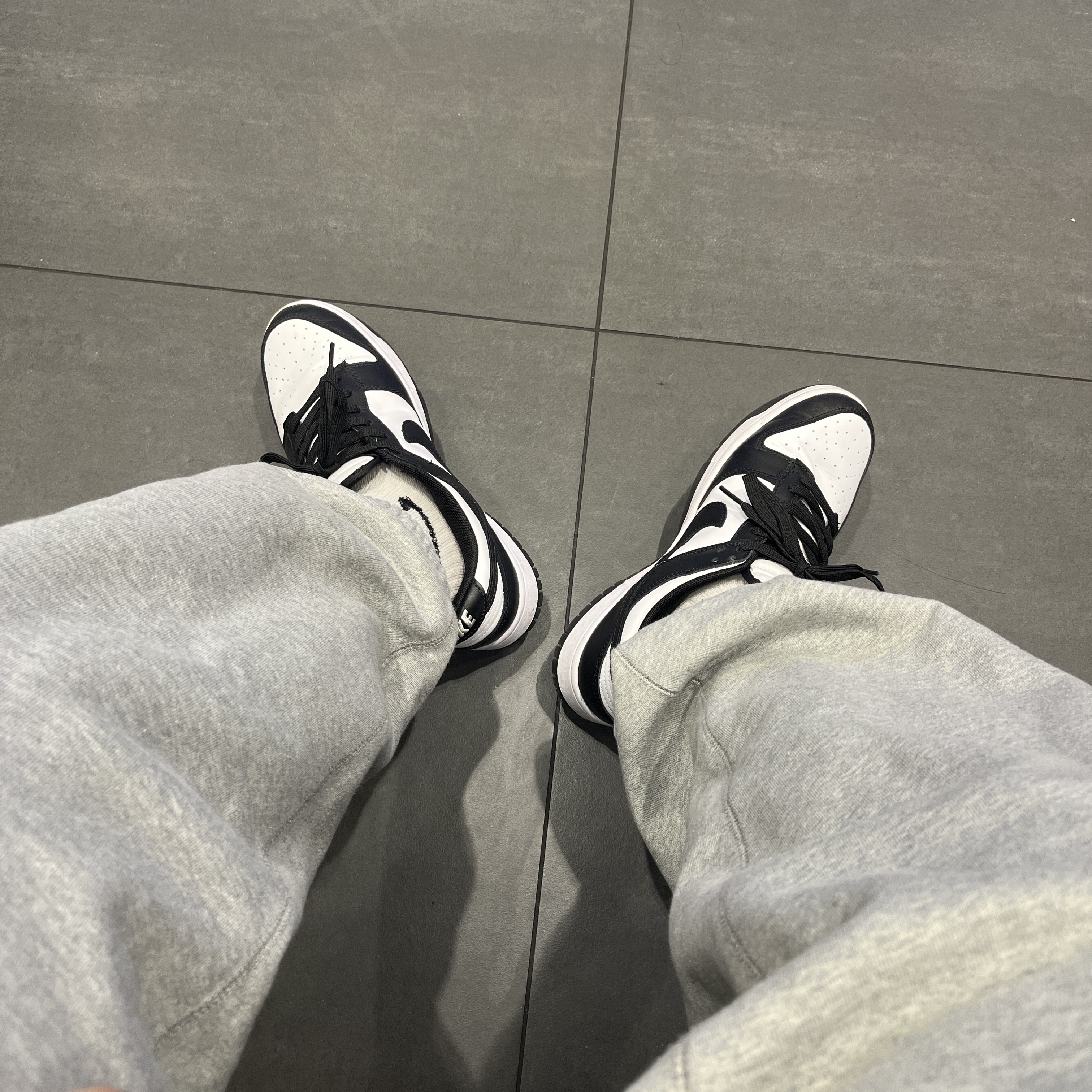 Nike Dunk Low Retro Black, Nike x Stussy NRG Fleece Pants Dark Grey Heather (DO9340-063) 착용 스타일 - 1