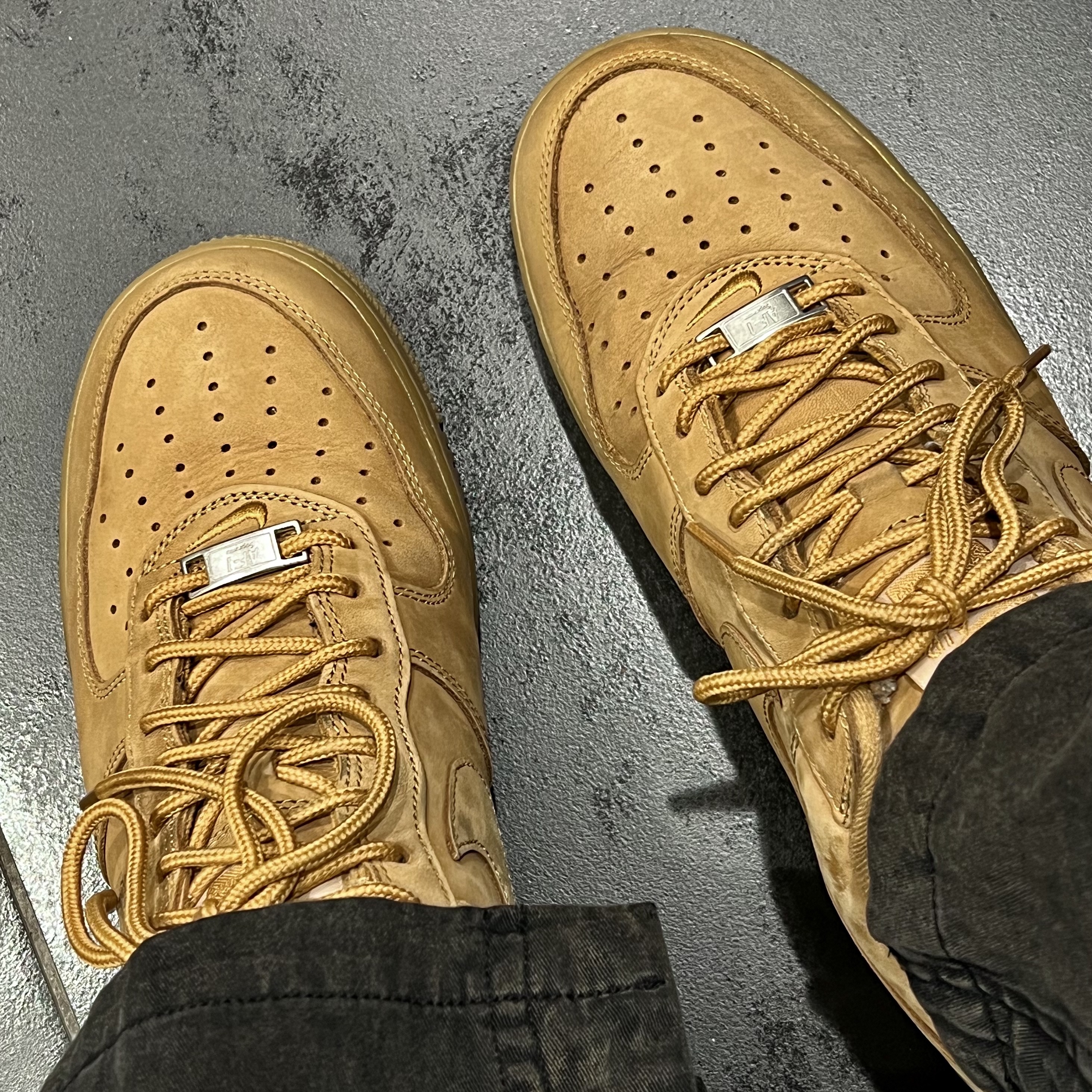 Nike x Supreme Air Force 1 Low Flax 착용 스타일