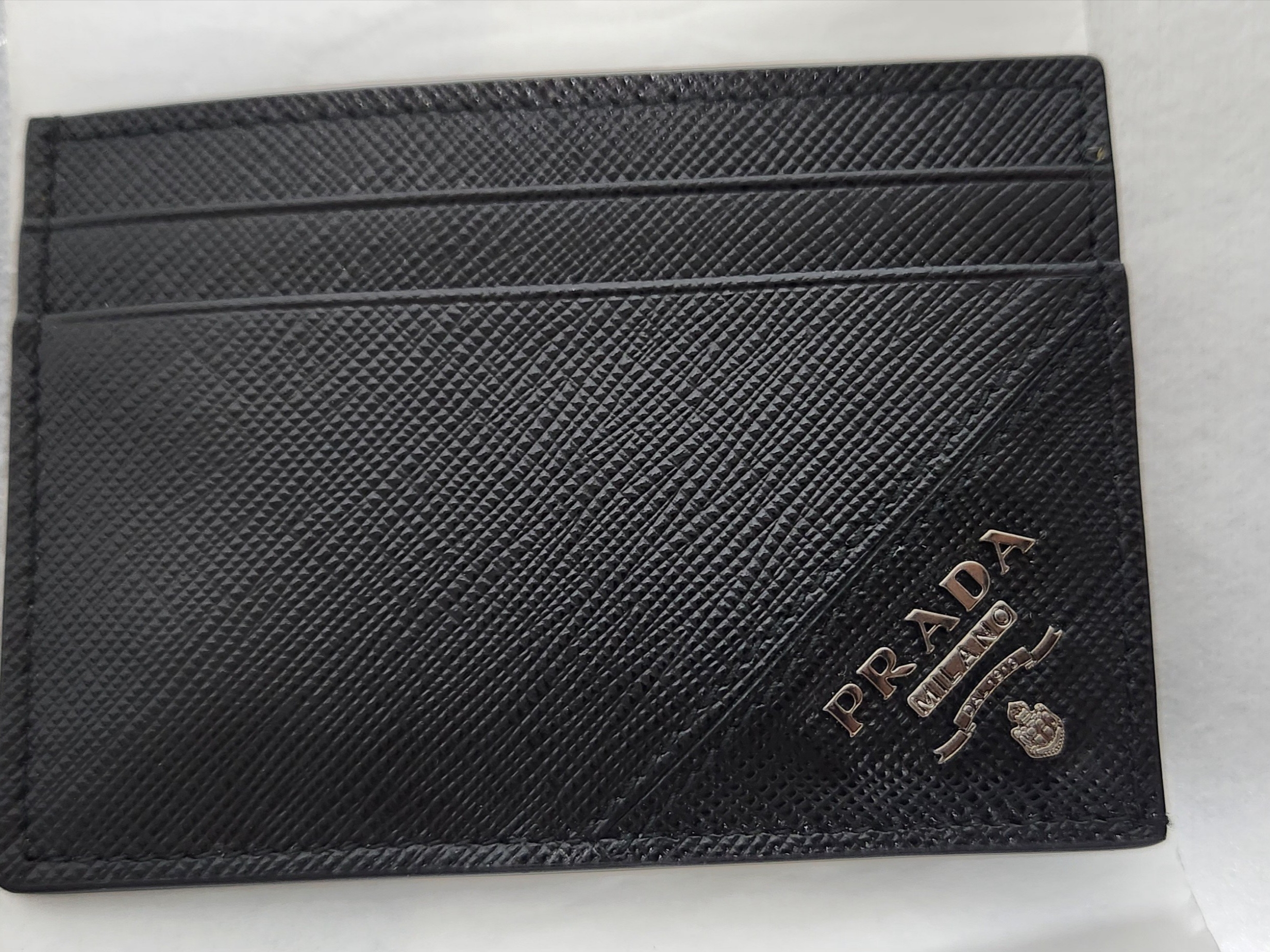 Prada Saffiano Leather Card Holder Black 착용 스타일 - 1