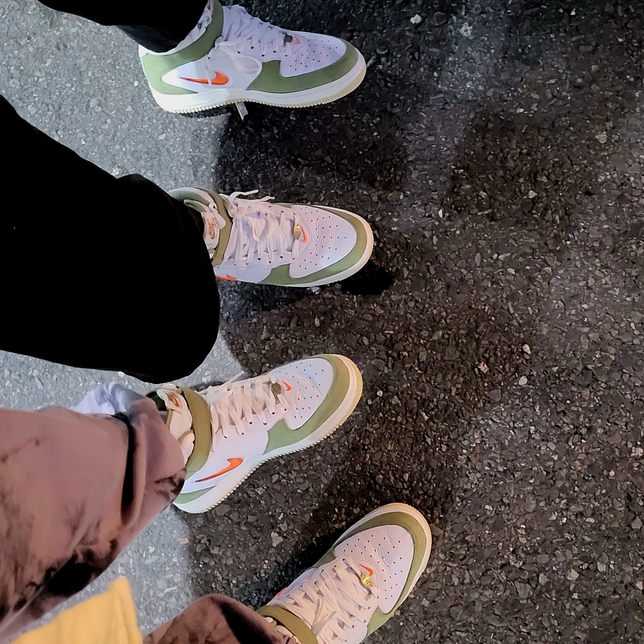 Nike Air Force 1 Mid '07 QS Olive Green and Total Orange 착용 스타일