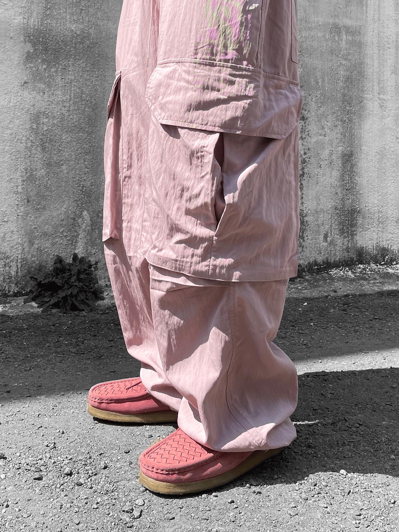 Clarks x Supreme Woven Wallabee Pink 착용 스타일 - 4
