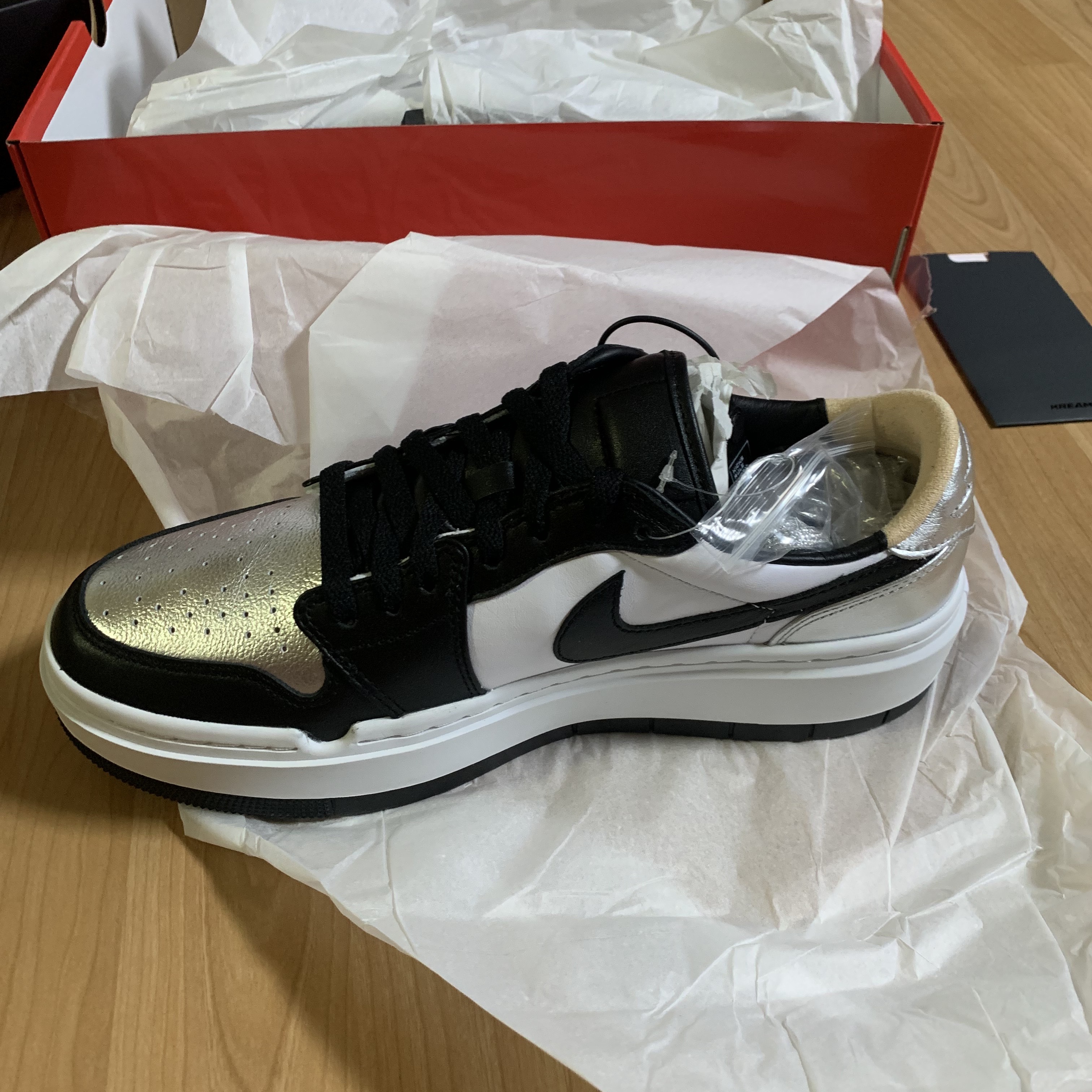 (W) Jordan 1 Elevate Low SE Metallic Silver 착용 스타일 - 2