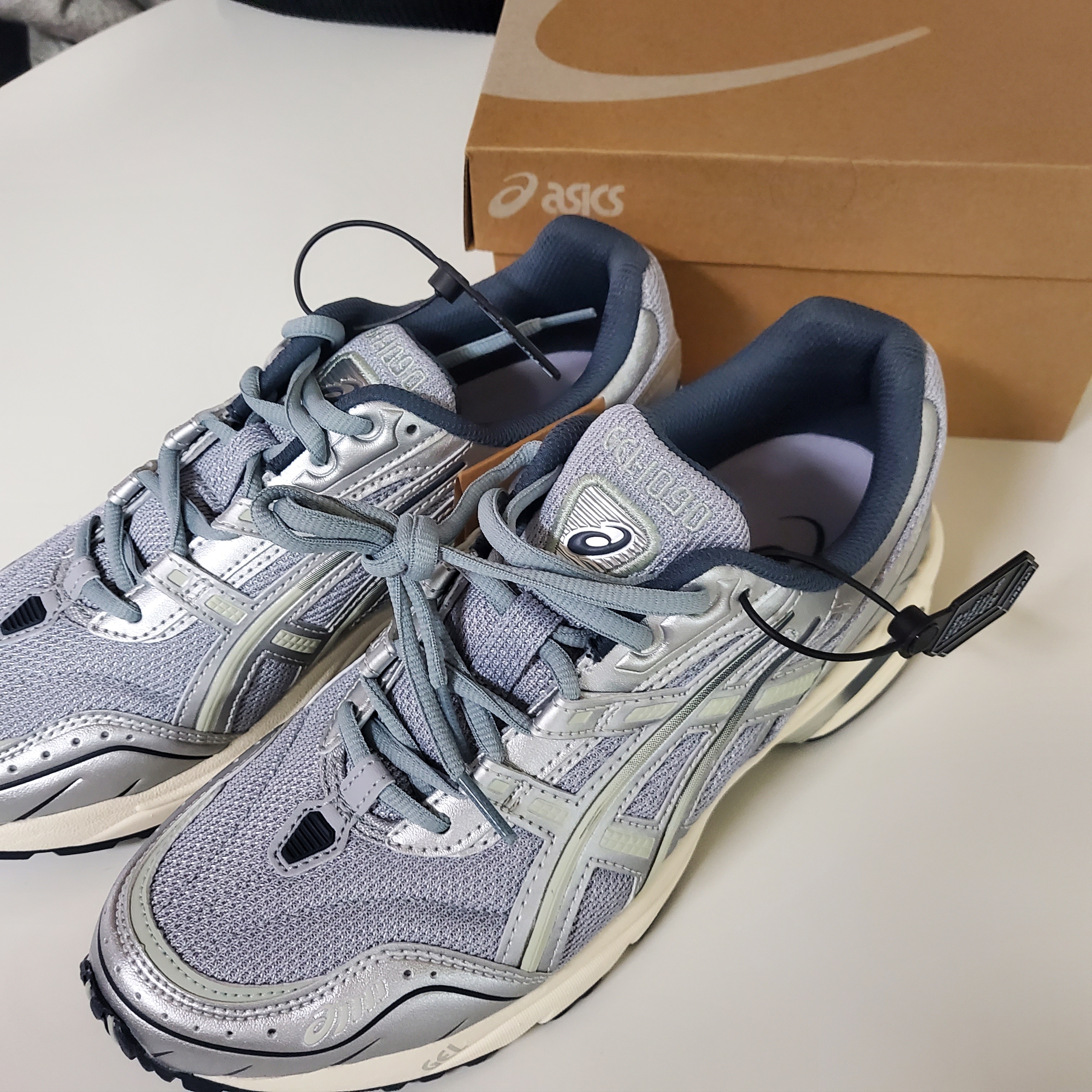 Asics Gel-1090 Piedmont Grey 착용 스타일