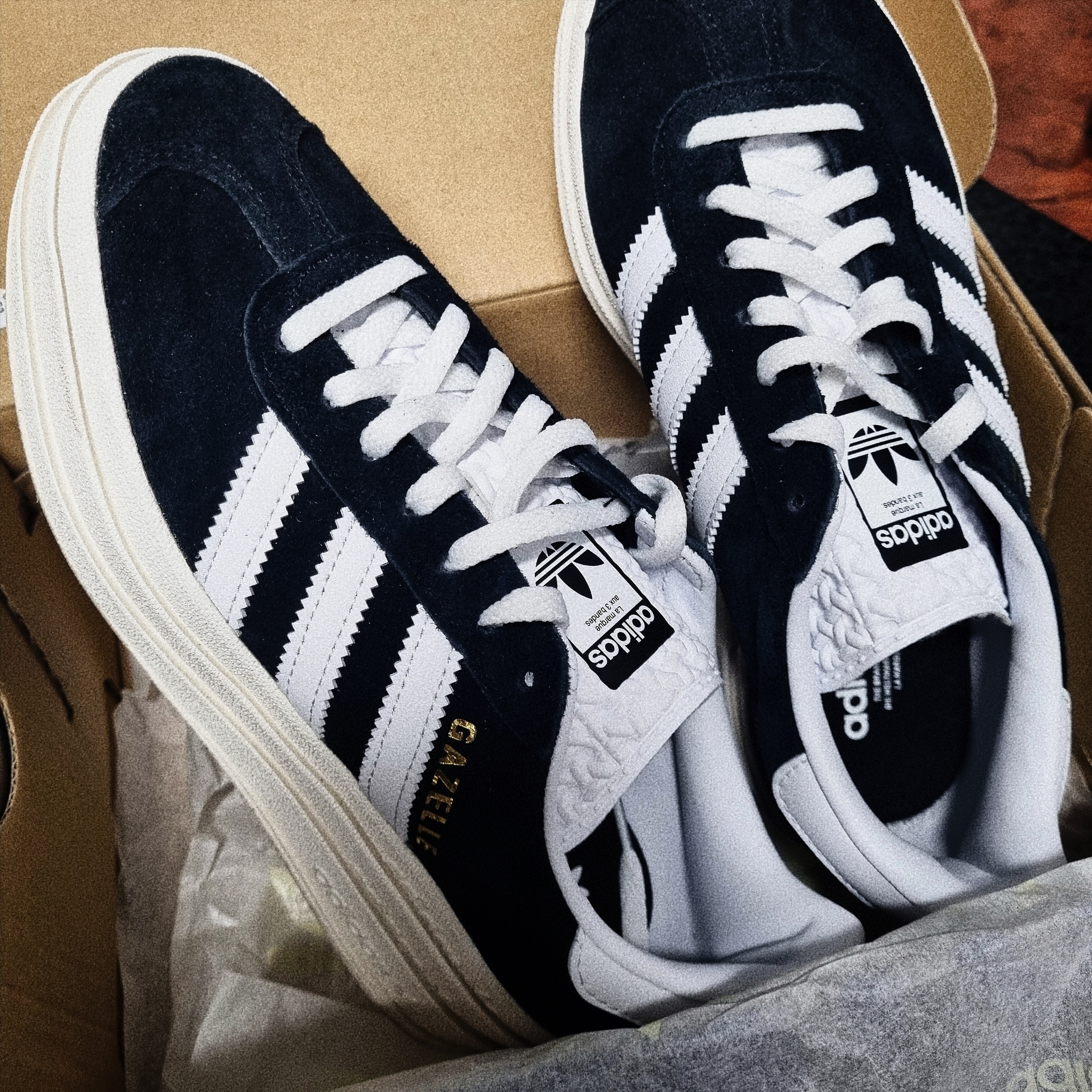 (W) Adidas Gazelle Bold Core Black Cloud White 착용 스타일