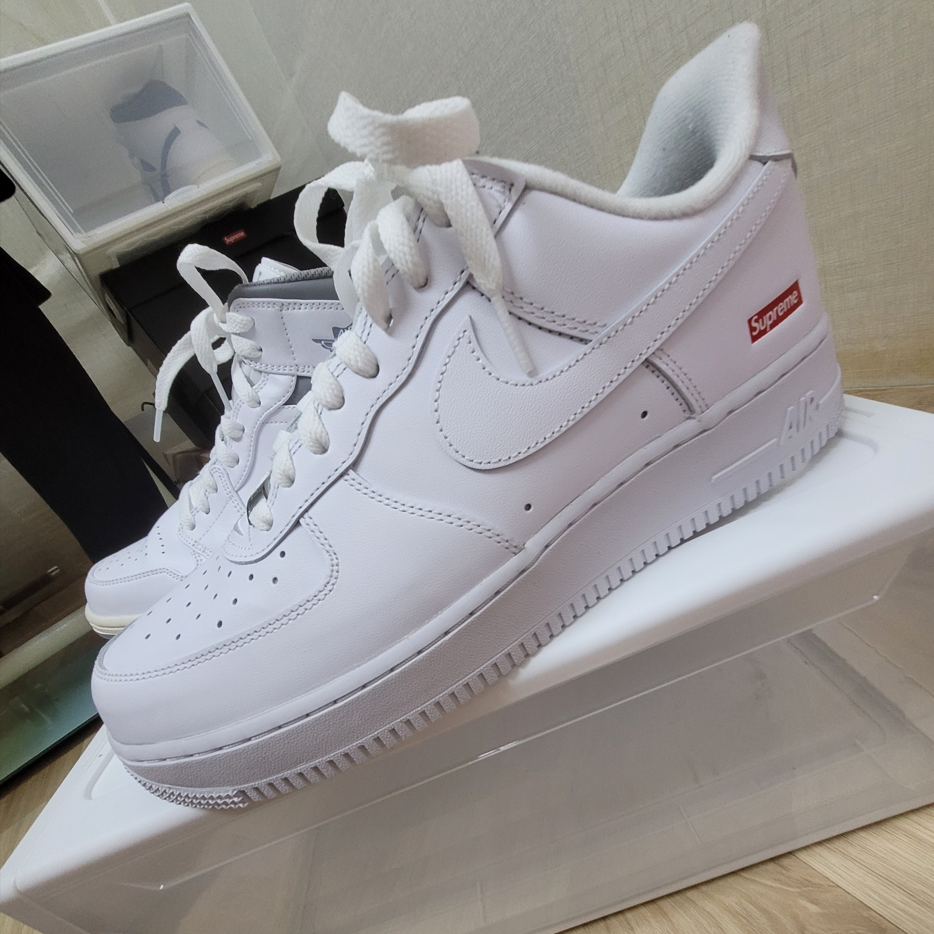 Nike x Supreme Air Force 1 Low White, Jordan 1 Mid White Stealth 착용 스타일 - 2