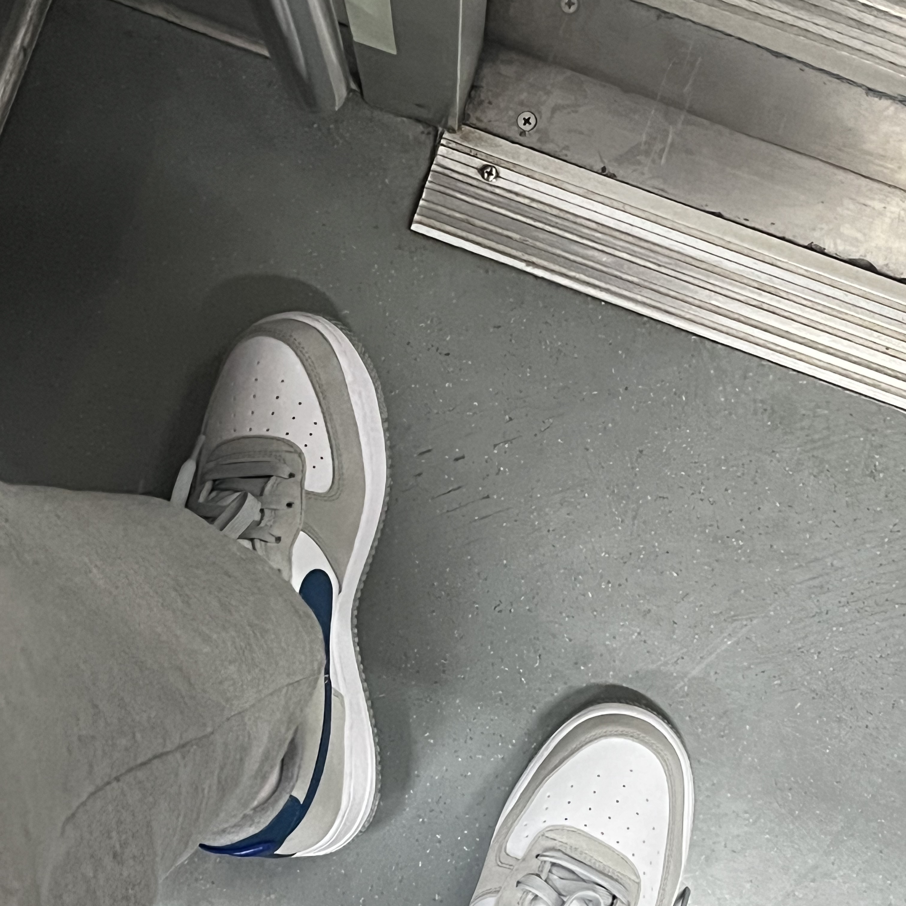 (GS) Nike Air Force 1 LV8 Athletic Club Light Smoke Grey Marina 착용 스타일