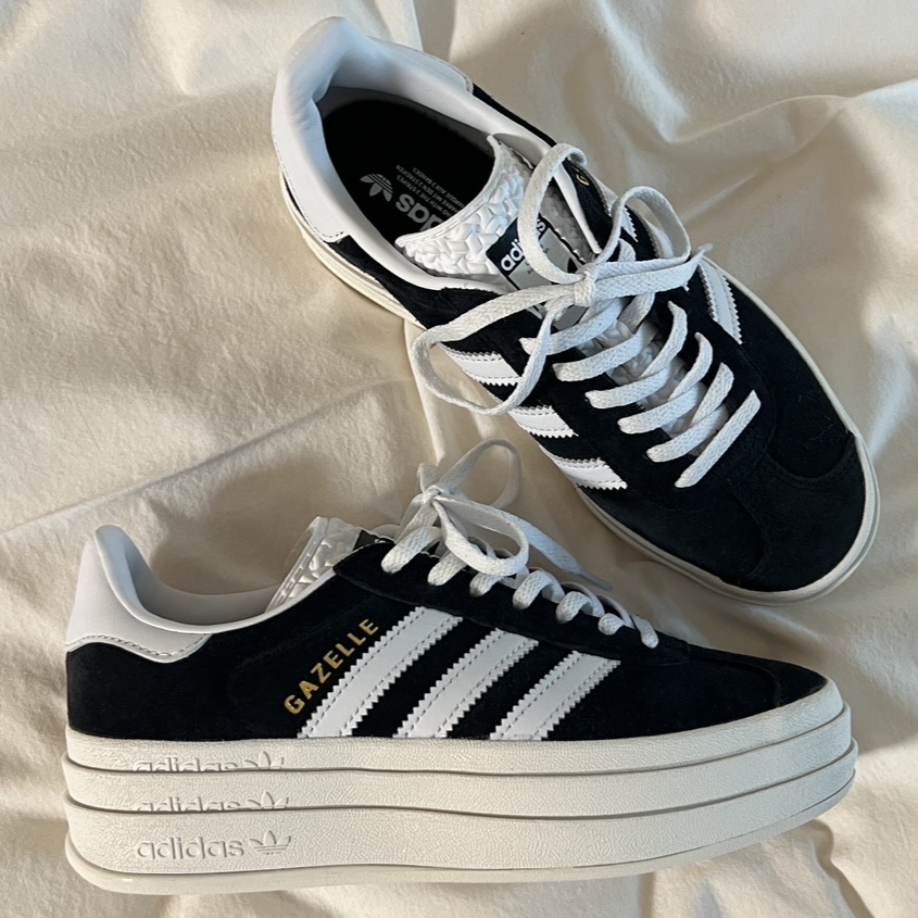 (W) Adidas Gazelle Bold Core Black Cloud White, (W) Nike Zoom Vomero 5 Photon Dust and Metallic Silver 착용 스타일 - 2