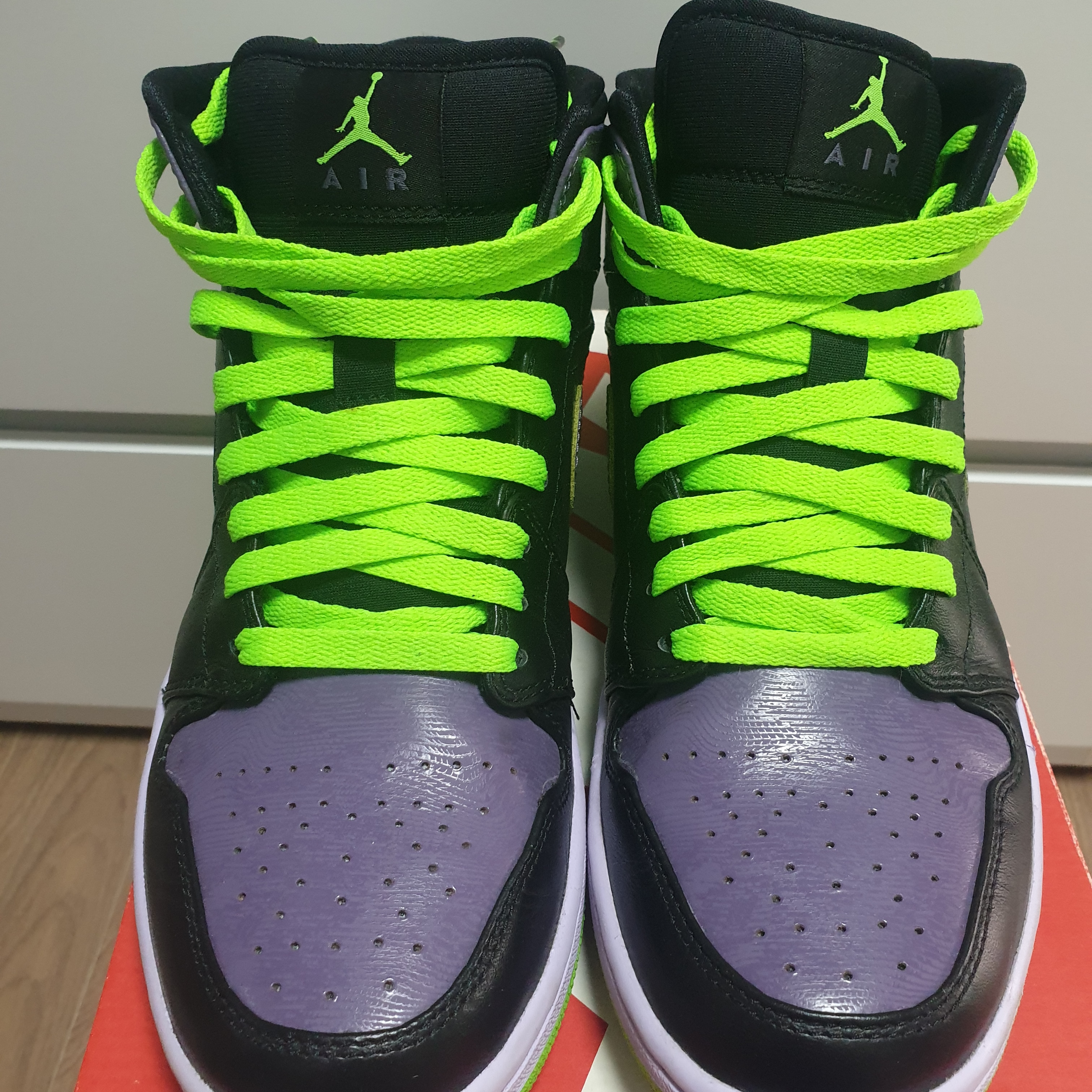 Jordan 1 Retro Night Vision Joker 착용 스타일 - 1