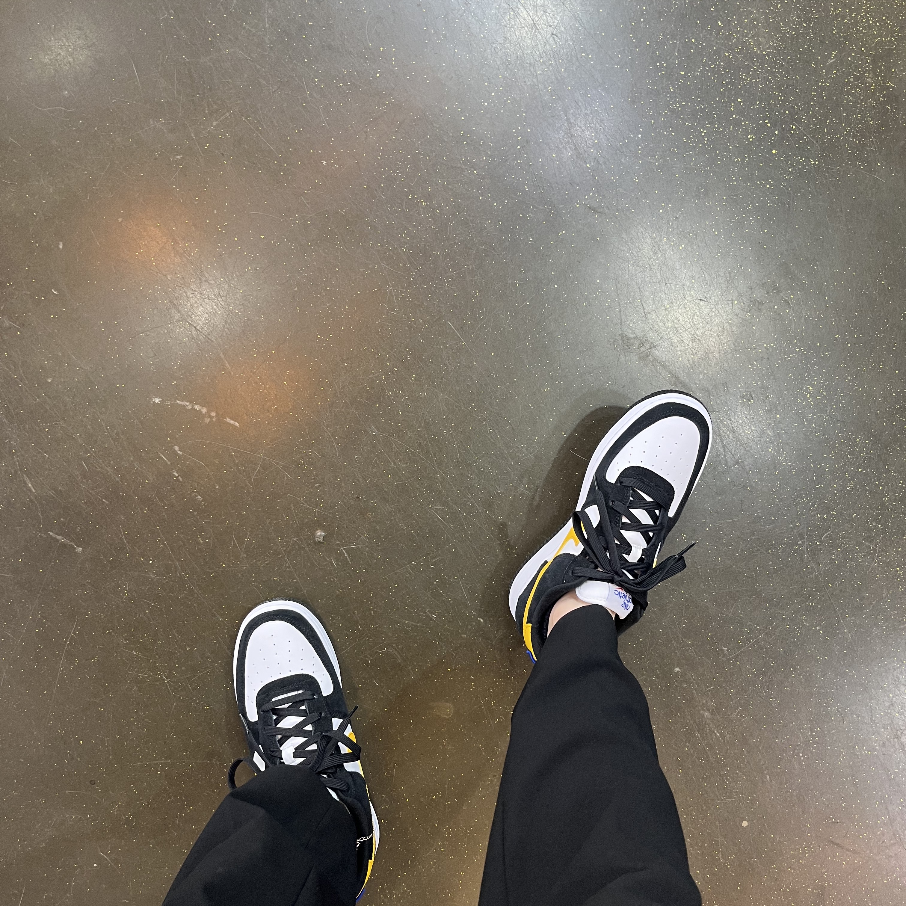(GS) Nike Air Force 1 LV8 Athletic Club Black Dark Sulfur 착용 스타일